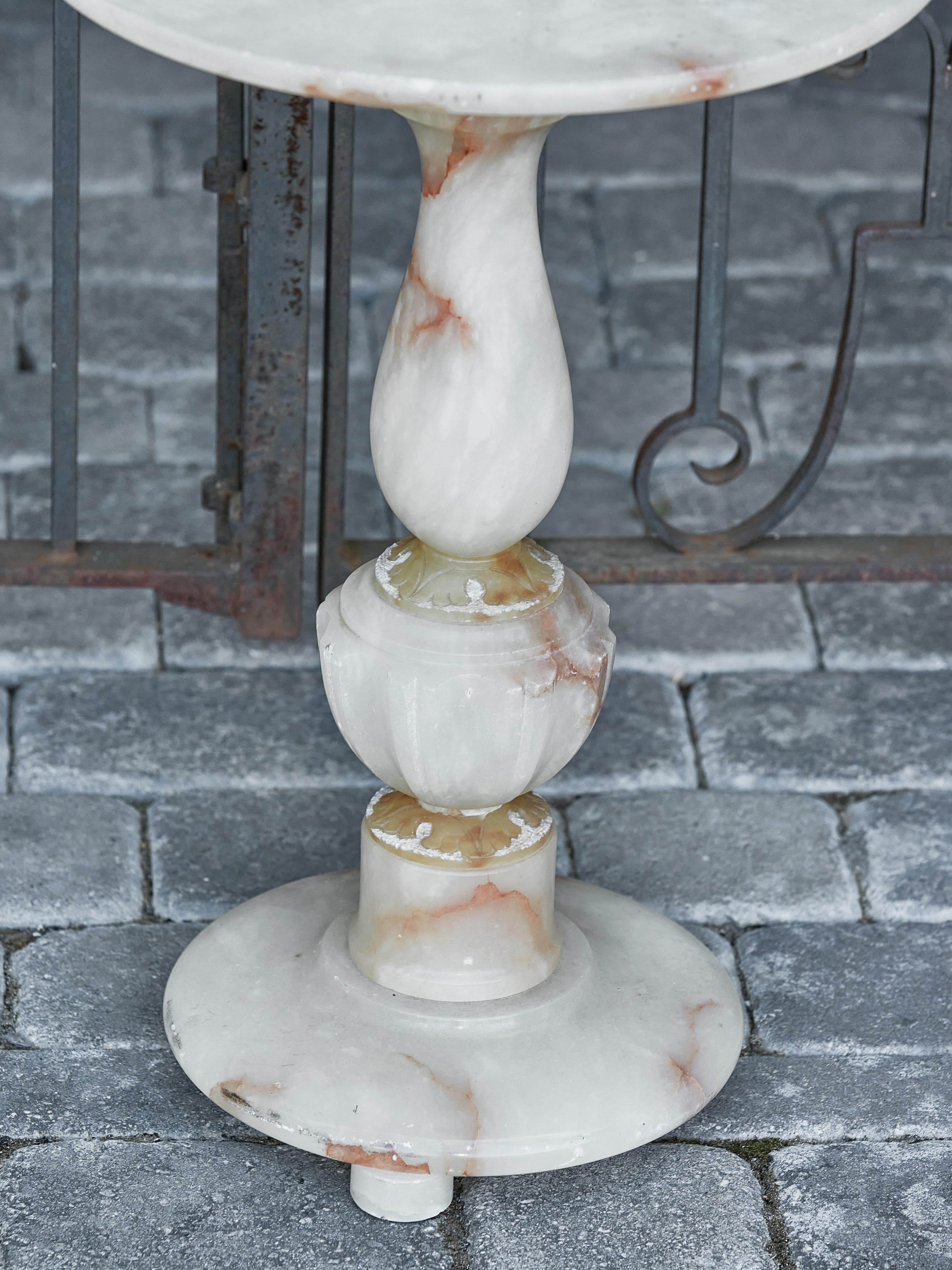 French 1920s Alabaster Guéridon Side Table with Circular Top and Pedestal Base For Sale 2