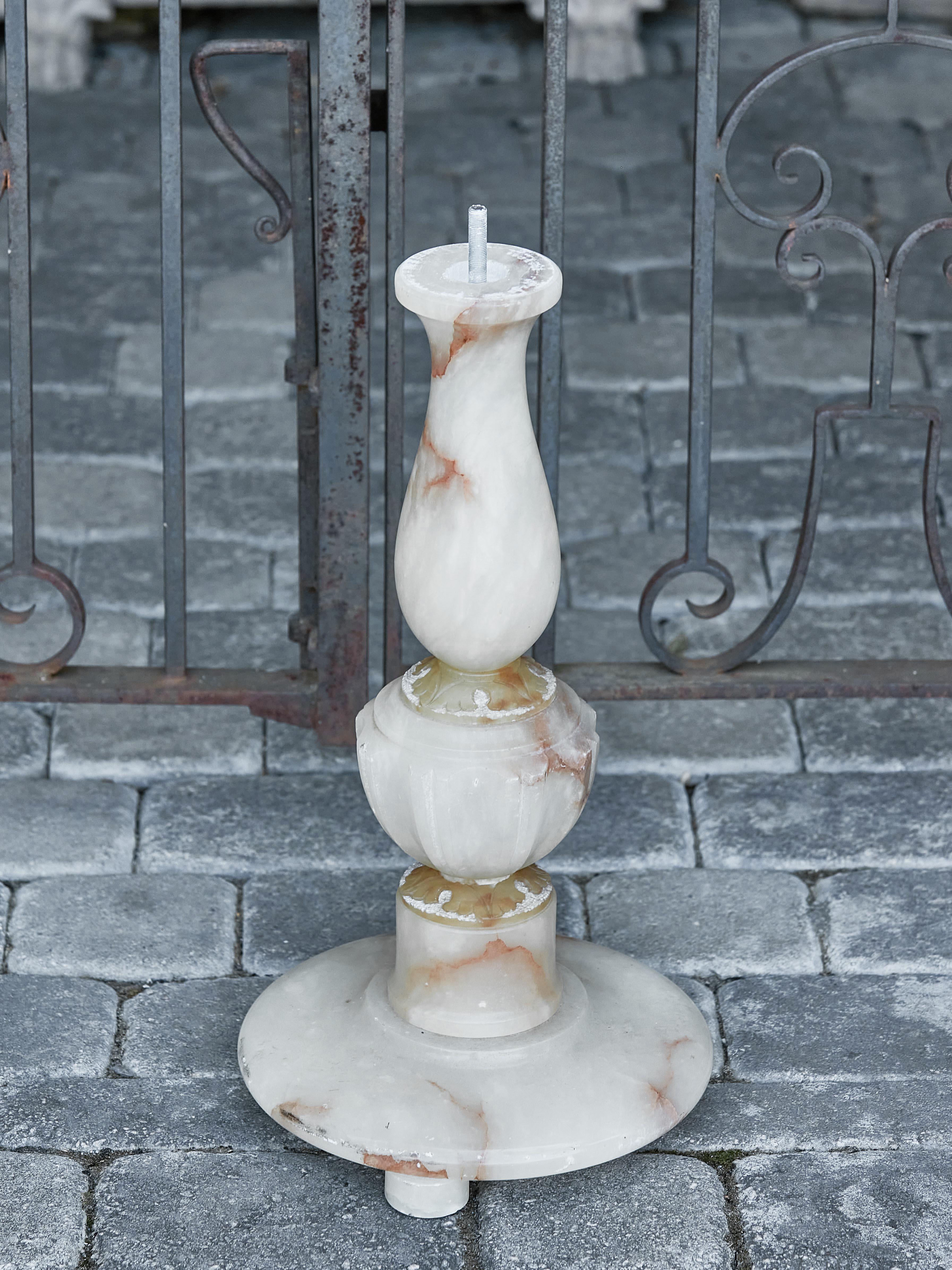 French 1920s Alabaster Guéridon Side Table with Circular Top and Pedestal Base For Sale 5