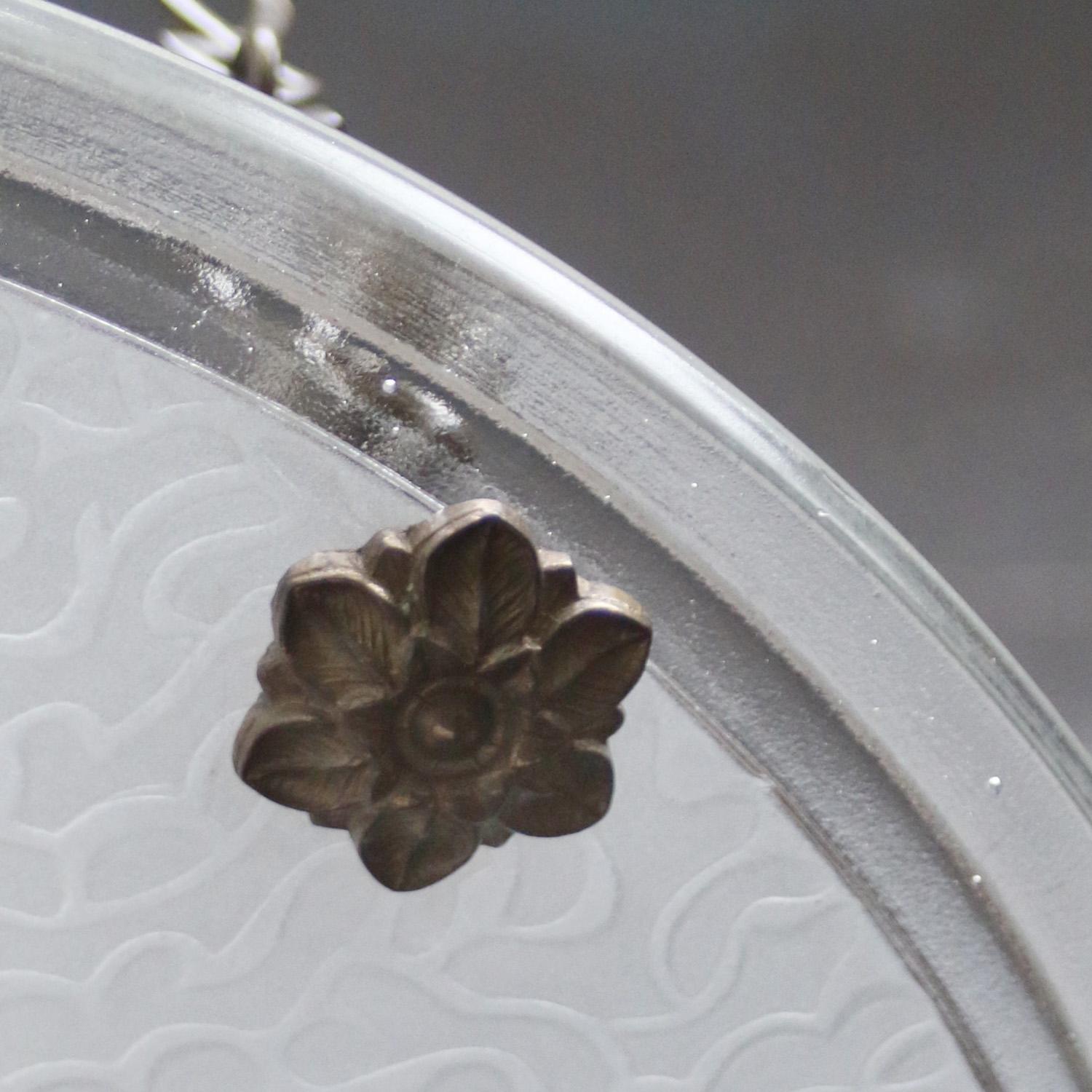 Lampada a sospensione in ottone e vetro acidato francese degli anni '20 Art Deco in vendita 2
