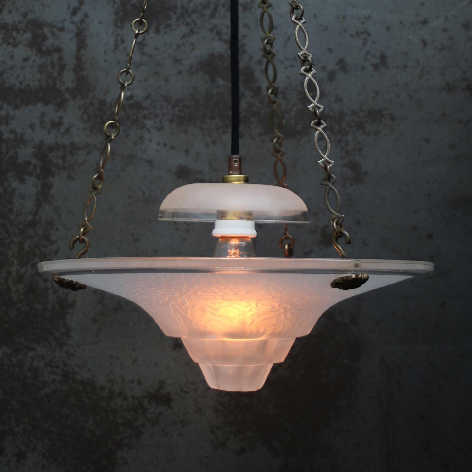 1920 Lampada a sospensione in vetro smerigliato e trasparente Art Deco francese

Catena e baldacchino in ottone

Peso: 4,40 kg / 9,7 lb

Prezzo per singolo articolo. Tutte le lampade sono state rese idonee dagli standard internazionali per le