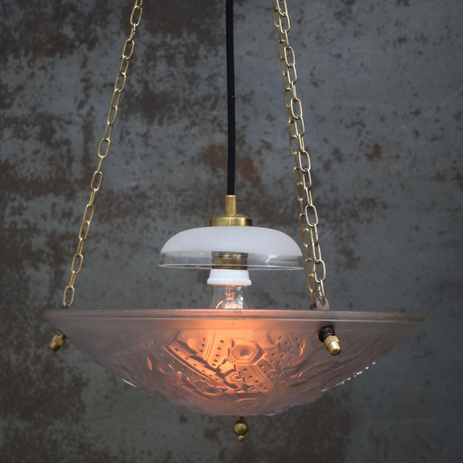 1920 Lampada a sospensione in vetro smerigliato e trasparente Art Deco francese

Catena di ferro e baldacchino in ottone

Peso: 4,40 kg / 9,7 lb

Prezzo per singolo articolo. Tutte le lampade sono state rese idonee dagli standard internazionali per