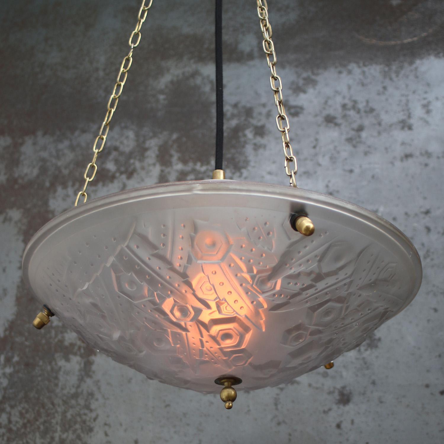 Realizzato con acquaforte Lampada a sospensione in ottone e vetro acidato francese degli anni '20 Art Deco in vendita