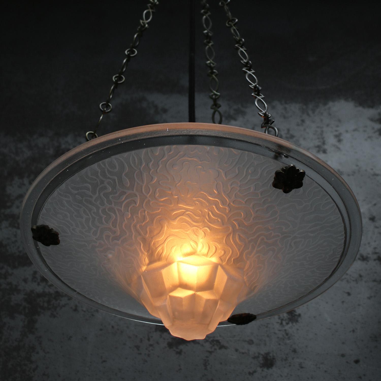Lampada a sospensione in ottone e vetro acidato francese degli anni '20 Art Deco In condizioni buone in vendita a Amsterdam, NL