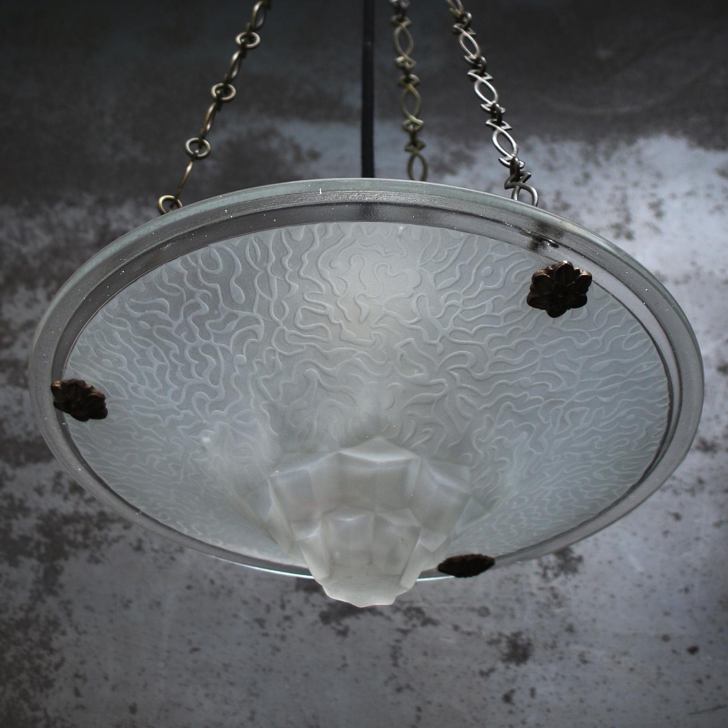 Ottone Lampada a sospensione in ottone e vetro acidato francese degli anni '20 Art Deco in vendita