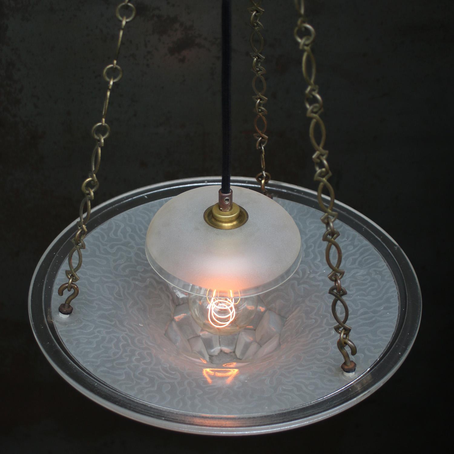 Lampada a sospensione in ottone e vetro acidato francese degli anni '20 Art Deco in vendita 1