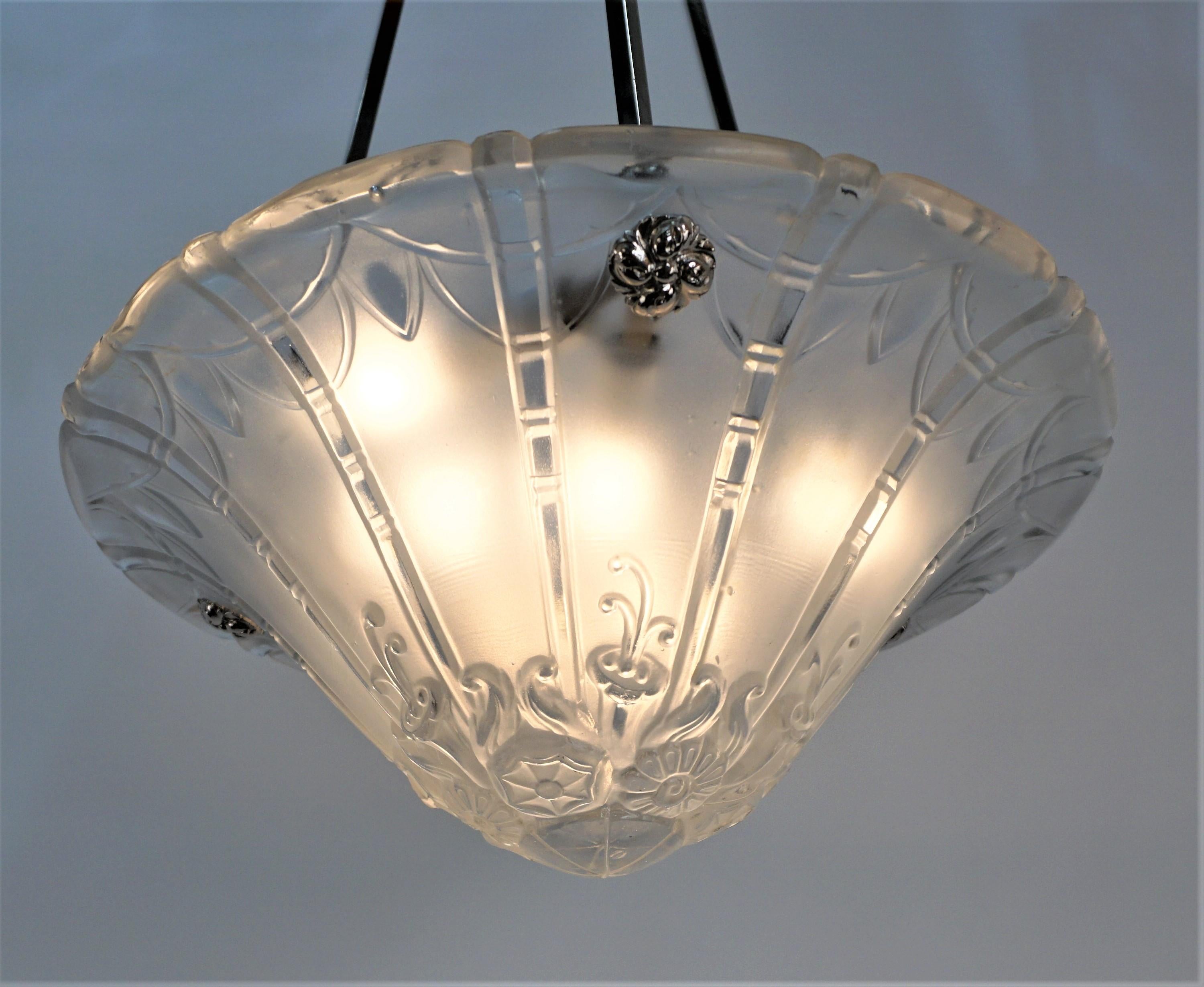 Wunderschönes klares Frost Art Deco Glas von Daum/Lorrain mit Nickel auf Bronze Beschlägen.
Professionell neu verkabelt und einbaufertig.
Sechs Leuchten, je 60 Watt.