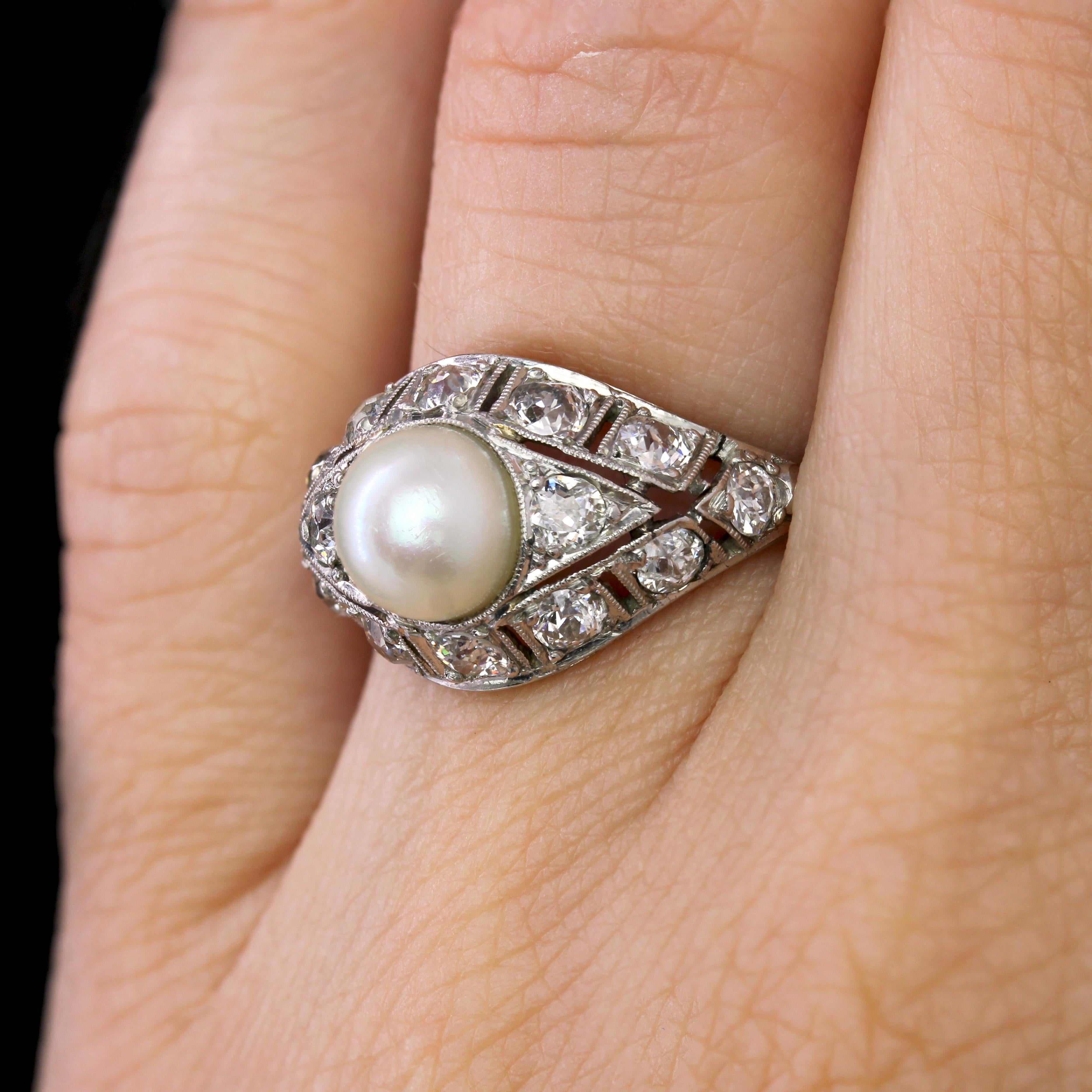 Anillo francés Art Decó de los años 20 con perla cultivada y diamantes en cúpula de platino en venta 9