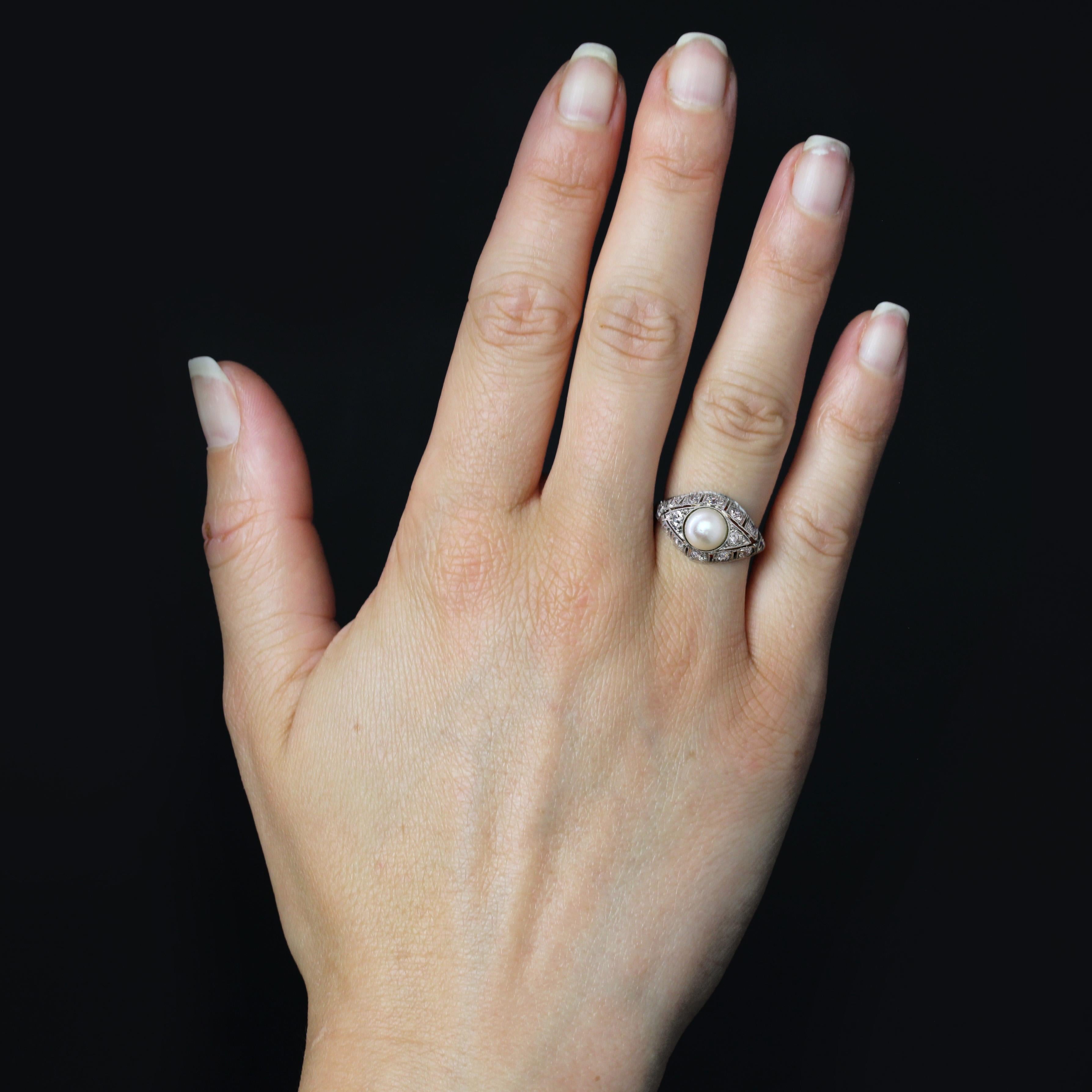 Anillo en platino, sello de cabeza de perro.
Anillo Art Decó, su engaste en forma de cúpula está calado con motivos de diamantes y puntas de flecha, cada uno adornado con diamantes talla brillante antiguos. Una perla cultivada oriental nacarada de