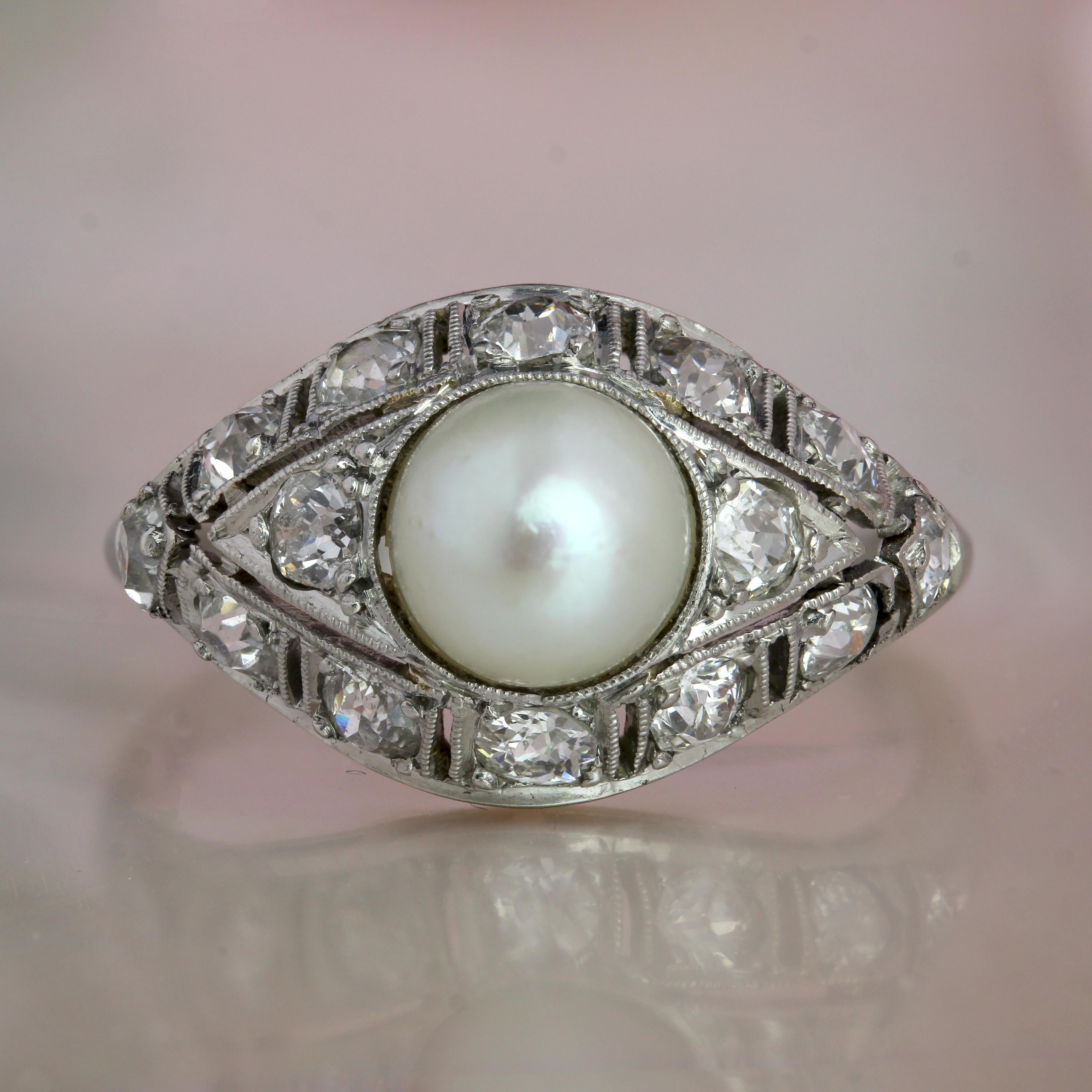 Anillo francés Art Decó de los años 20 con perla cultivada y diamantes en cúpula de platino Corte brillante en venta