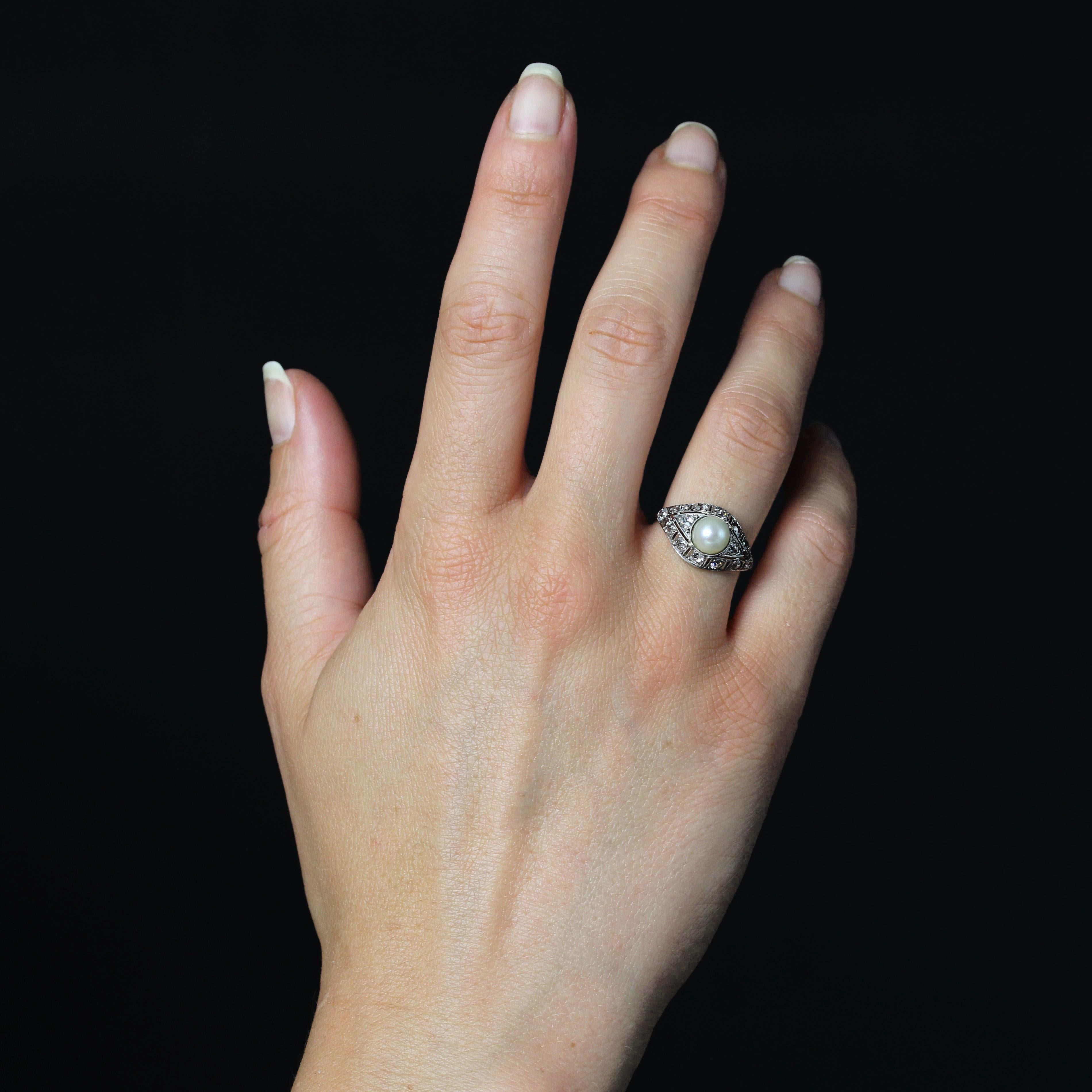Anillo francés Art Decó de los años 20 con perla cultivada y diamantes en cúpula de platino en Excelente estado para la venta en Poitiers, FR