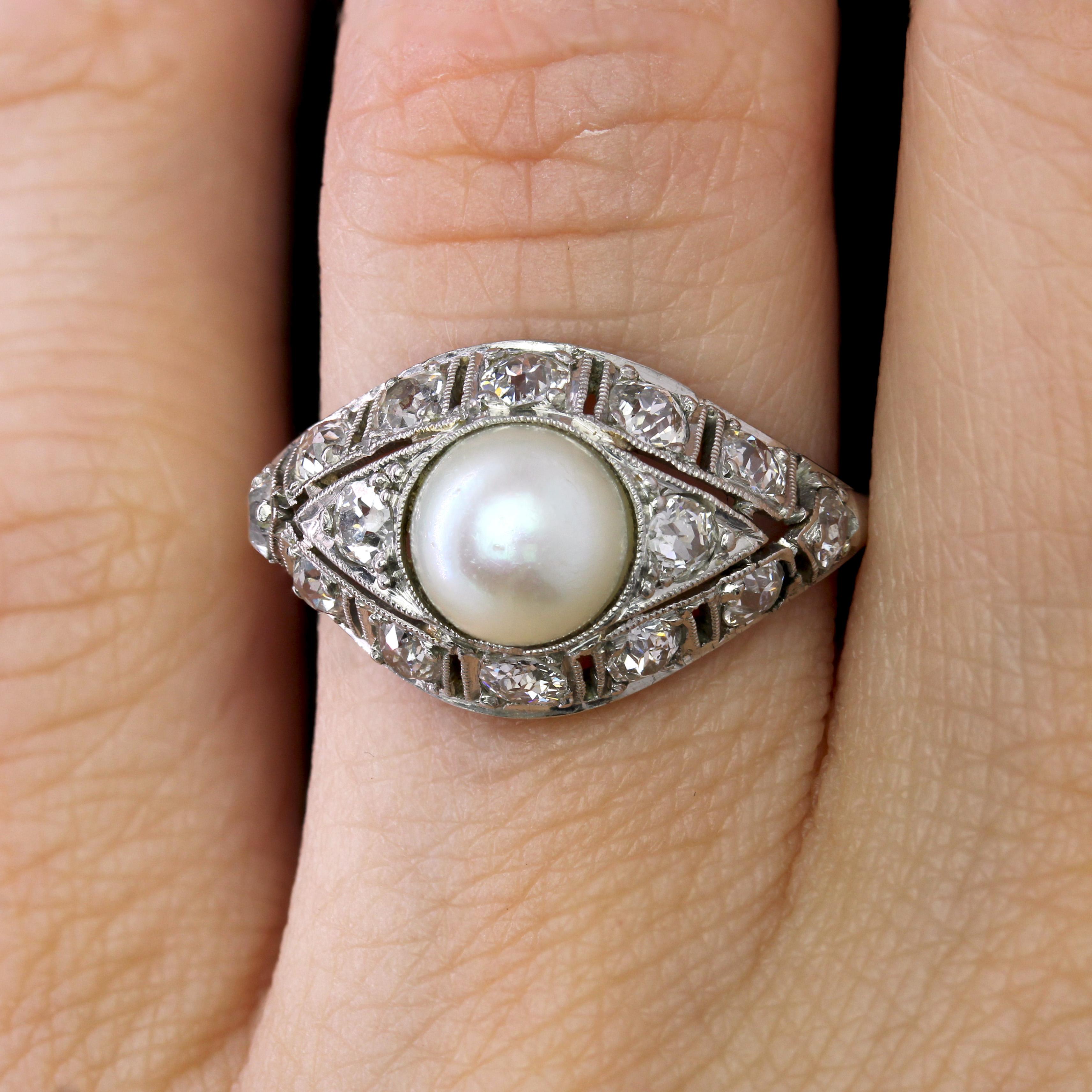 Anillo francés Art Decó de los años 20 con perla cultivada y diamantes en cúpula de platino en venta 1
