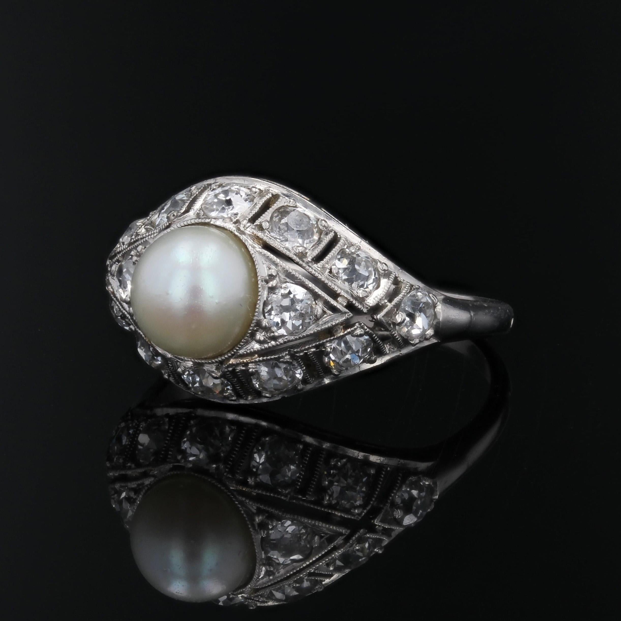Anillo francés Art Decó de los años 20 con perla cultivada y diamantes en cúpula de platino en venta 2