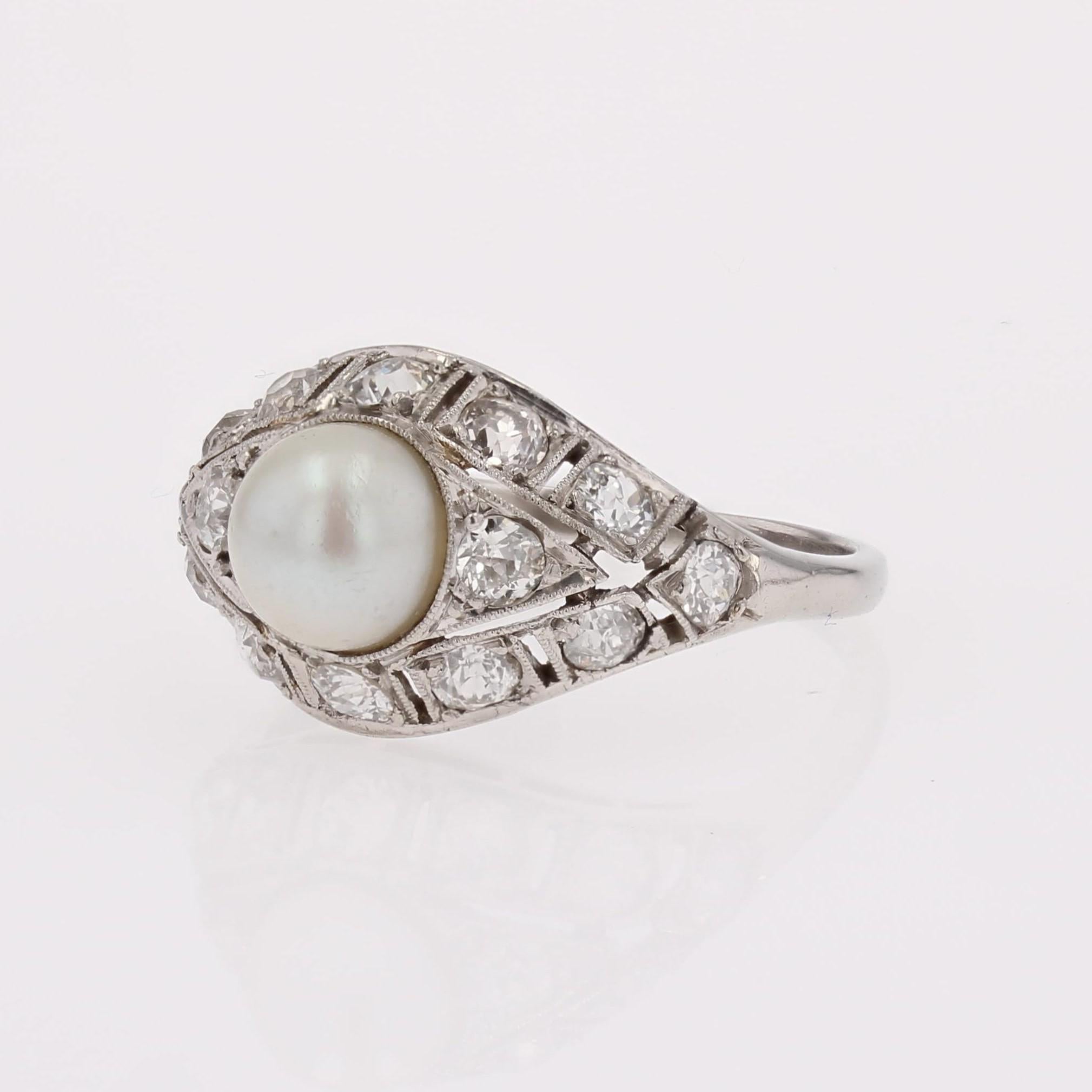 Anillo francés Art Decó de los años 20 con perla cultivada y diamantes en cúpula de platino en venta 3