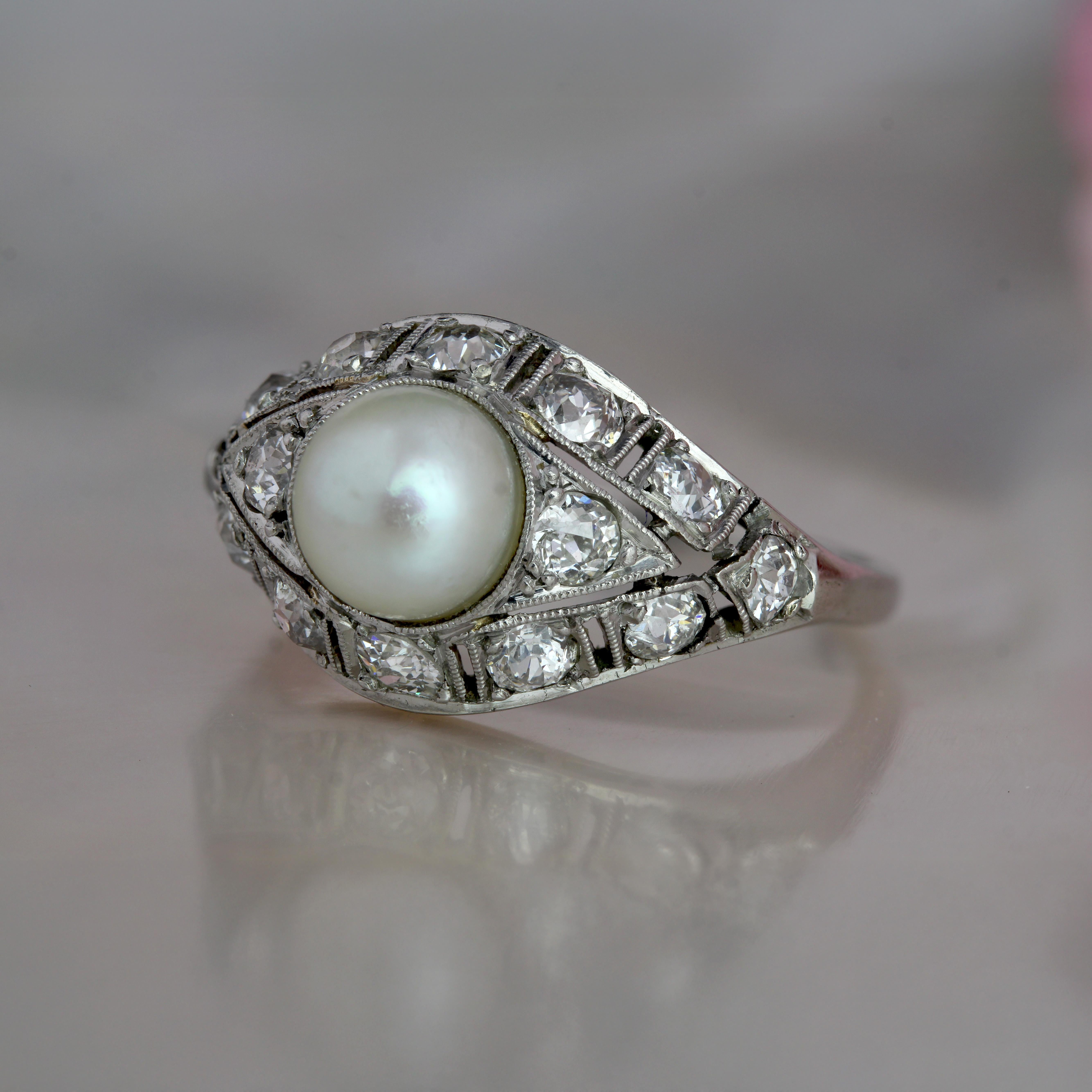 Anillo francés Art Decó de los años 20 con perla cultivada y diamantes en cúpula de platino en venta 4