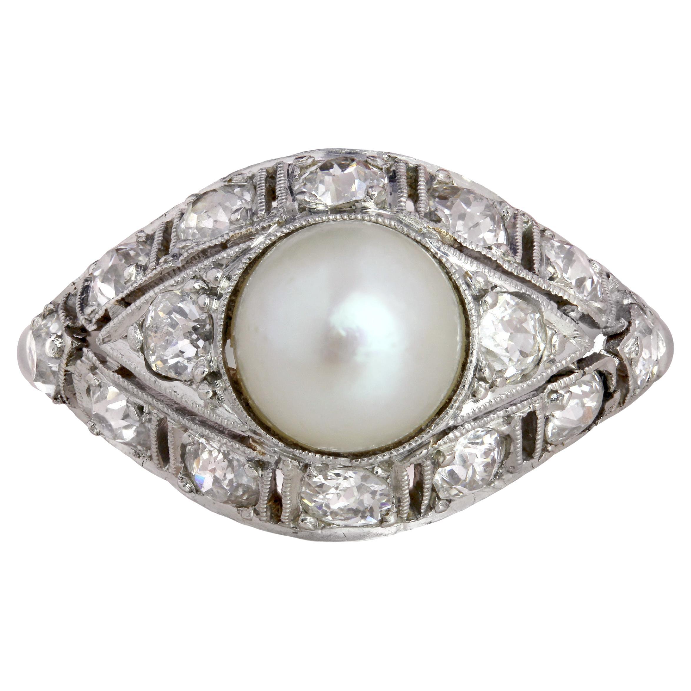 Anillo francés Art Decó de los años 20 con perla cultivada y diamantes en cúpula de platino en venta