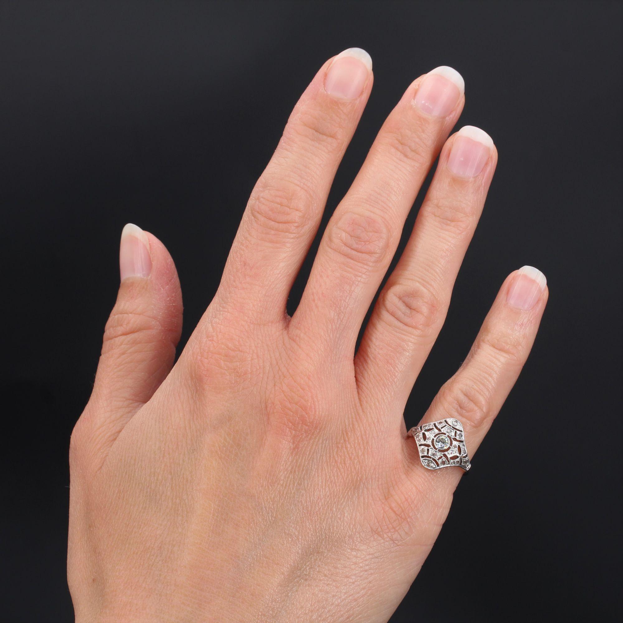 Ring aus 18 Karat Weißgold, Adlerkopfpunze, und Platin, Hundekopfpunze.
Dieser feminine Art-Déco-Ring, der die Kurve des Fingers perfekt nachzeichnet, besteht aus einer rautenförmigen, durchbrochenen Fassung und ist mit Diamanten im Rosenschliff