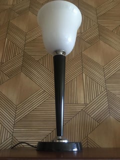 French 1920s Art Deco Style Black Lacquered Wooden and White Opaline Table Lamp