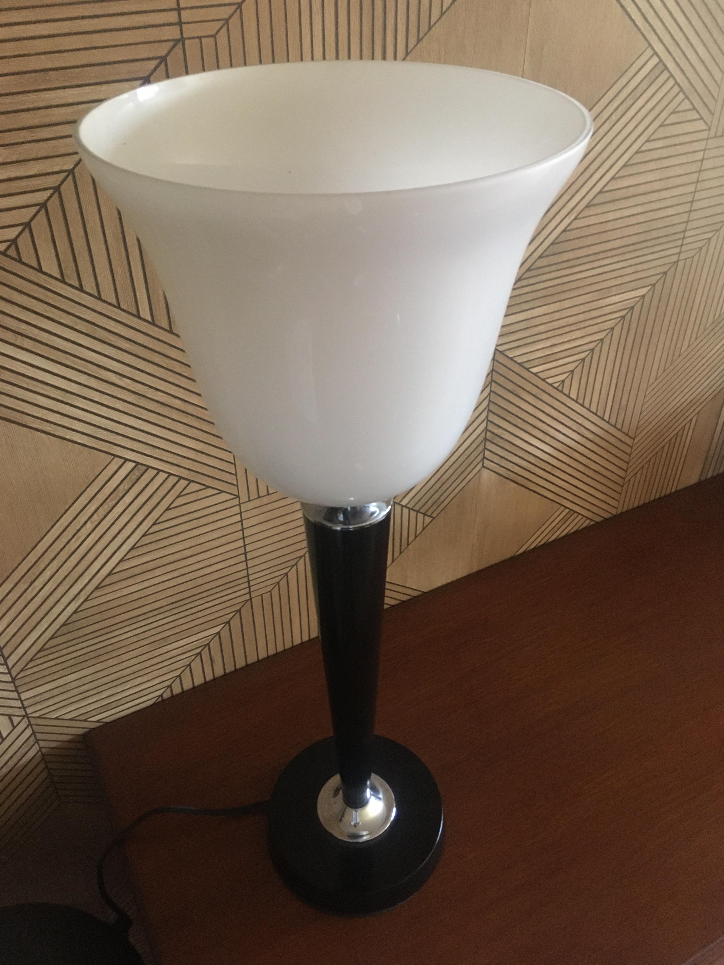 European French 1920s Art Deco Style Black Lacquered Wooden and White Opaline Table Lamp For Sale