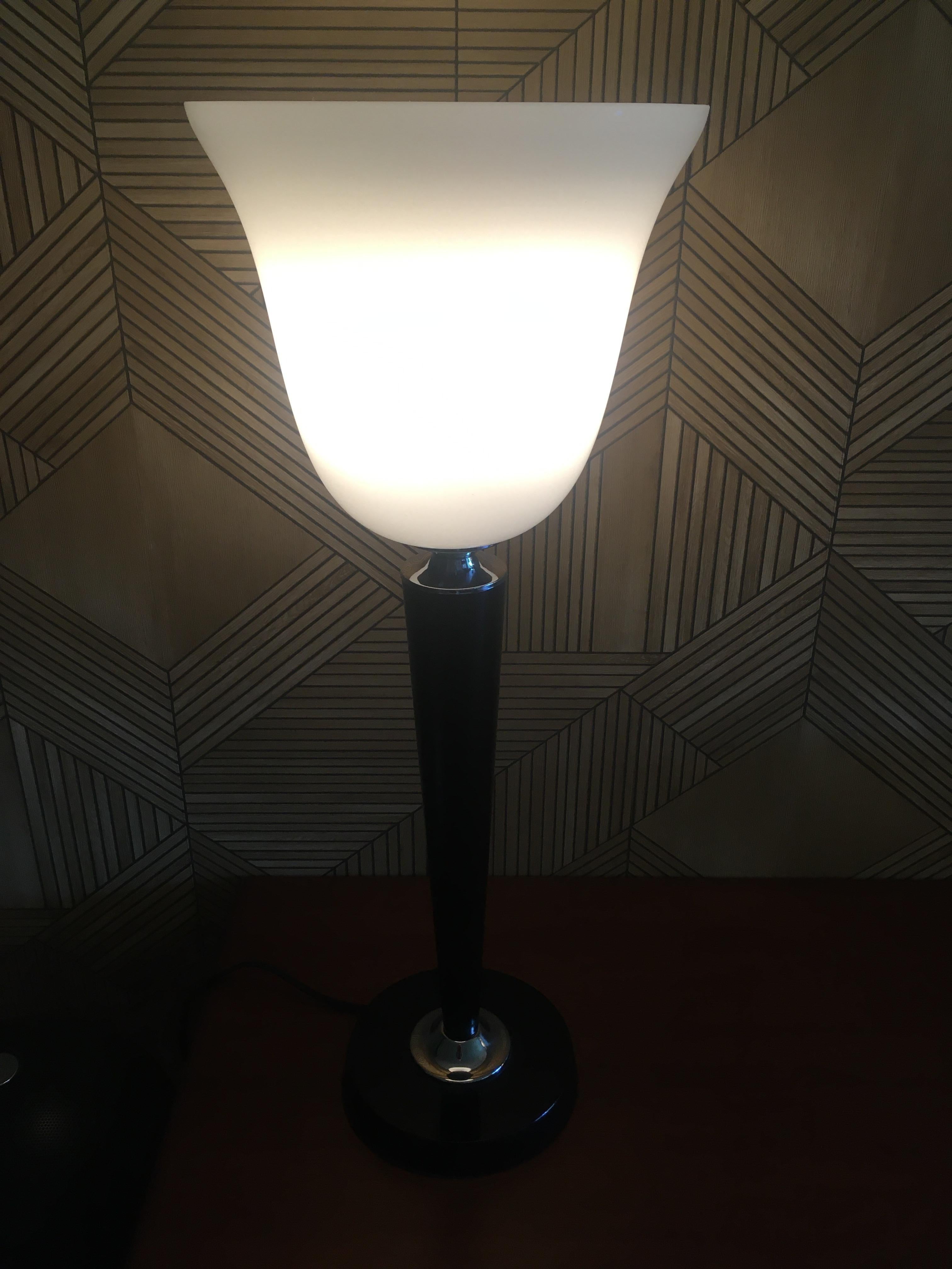 French 1920s Art Deco Style Black Lacquered Wooden and White Opaline Table Lamp In New Condition For Sale In Tourcoing, FR