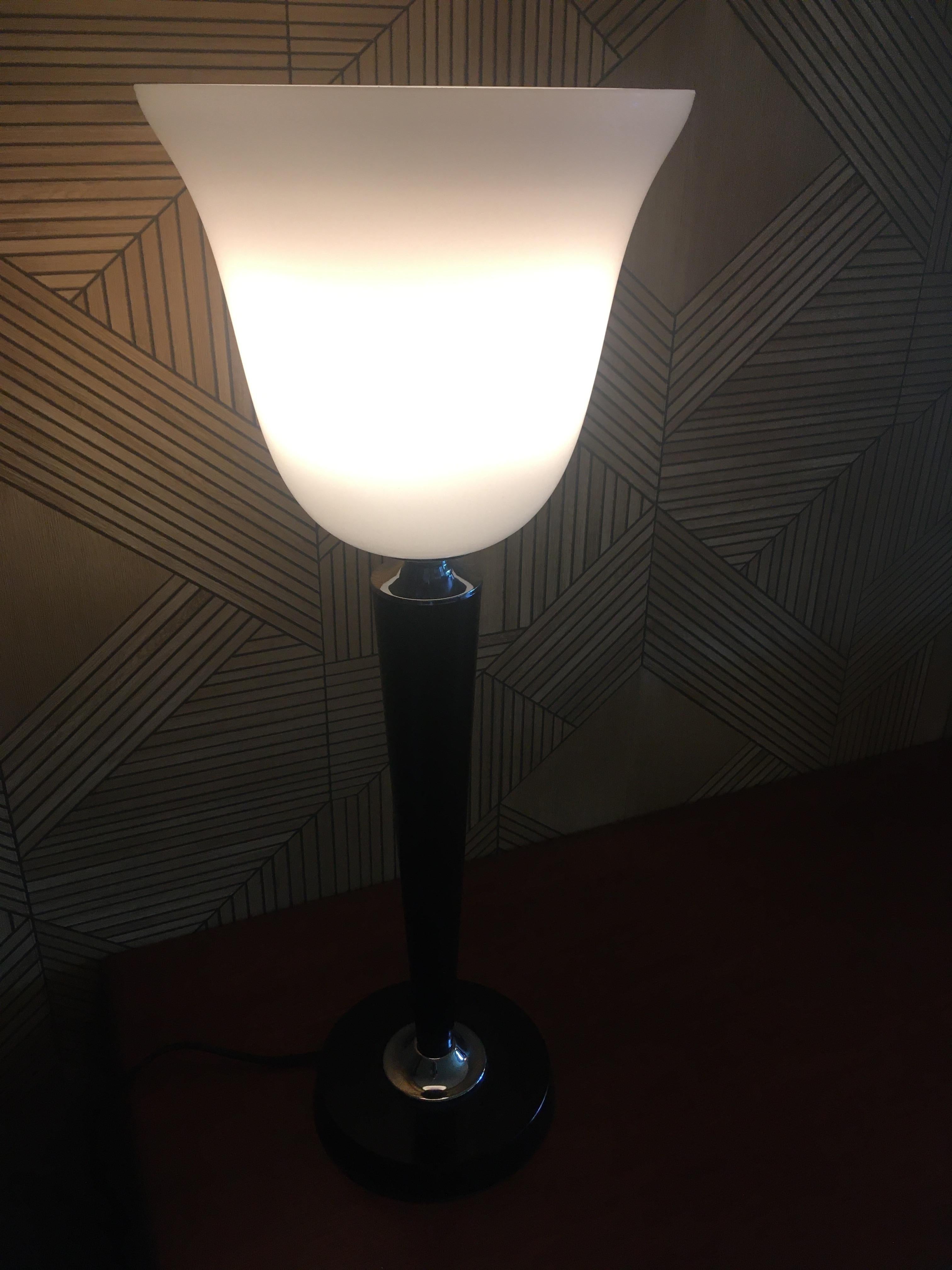 Französische Tischlampe aus schwarz lackiertem Holz und weißem Opal im Art-déco-Stil der 1920er Jahre im Zustand „Neu“ im Angebot in Tourcoing, FR