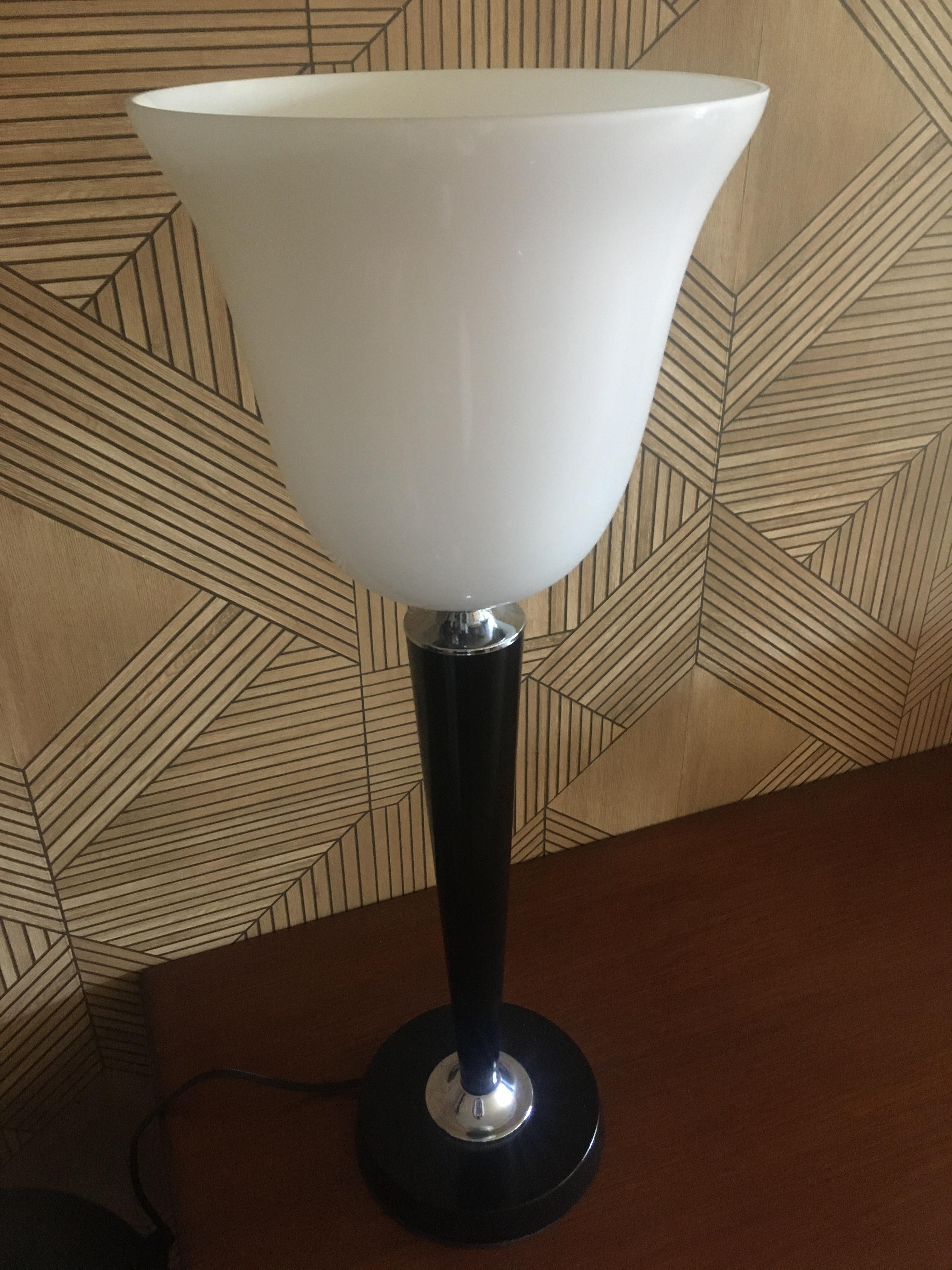 French 1920s Art Deco Style Black Lacquered Wooden and White Opaline Table Lamp For Sale 1