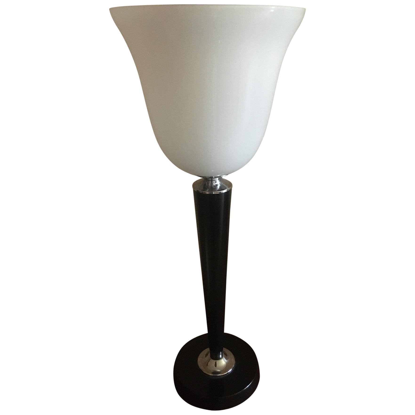 French 1920s Art Deco Style Black Lacquered Wooden and White Opaline Table Lamp For Sale