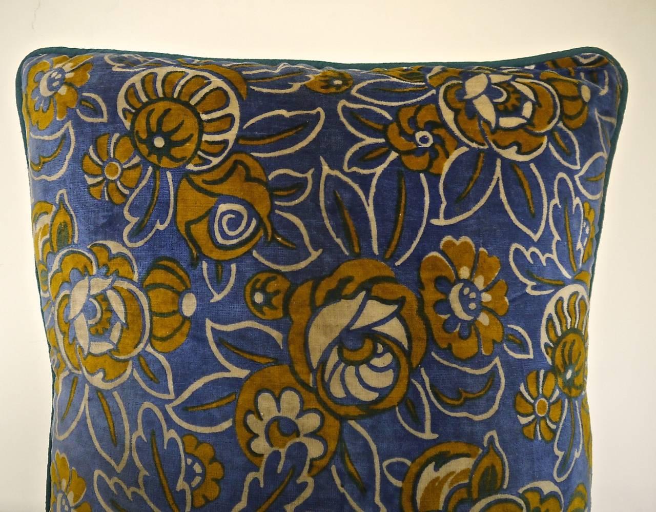 French 1920s Art Deco Tan and Blue Floral Velvet Cushion In Good Condition For Sale In London, GB