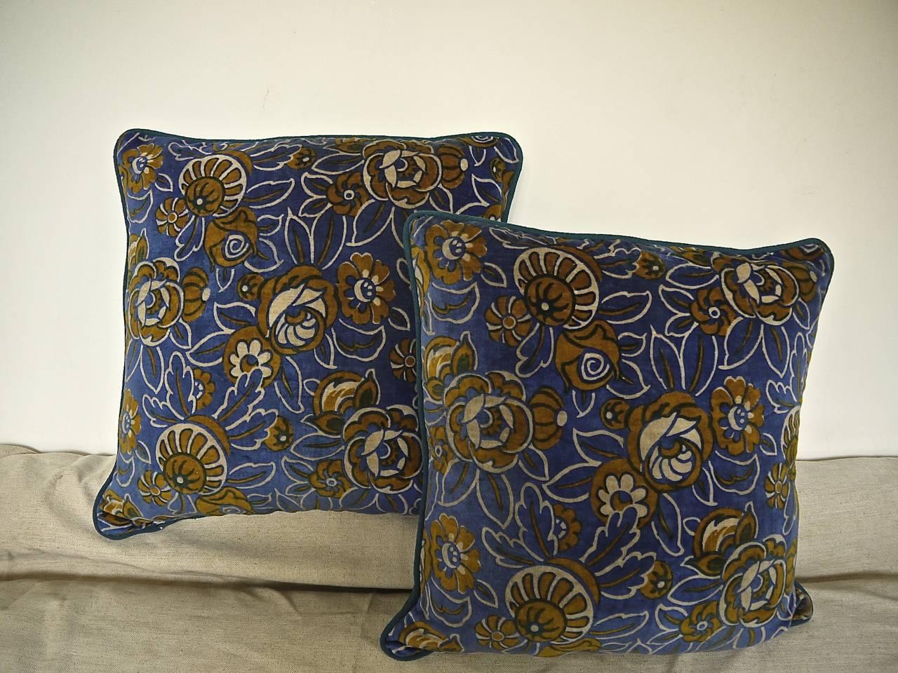 French 1920s Art Deco Tan and Blue Floral Velvet Cushion For Sale 3