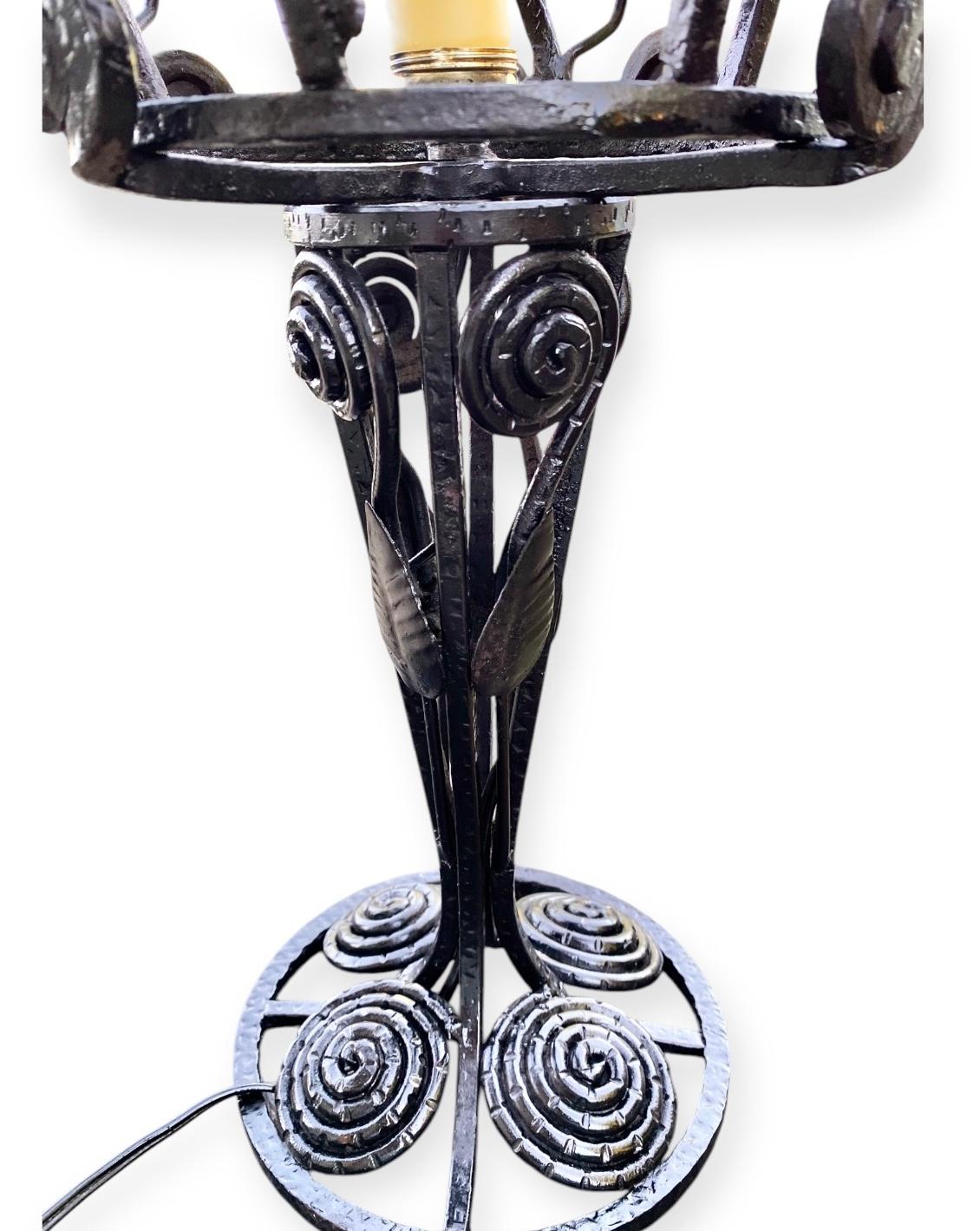 Lámpara de mesa francesa Art Decó de hierro forjado de los años 20 Hojas y volutas en venta 5