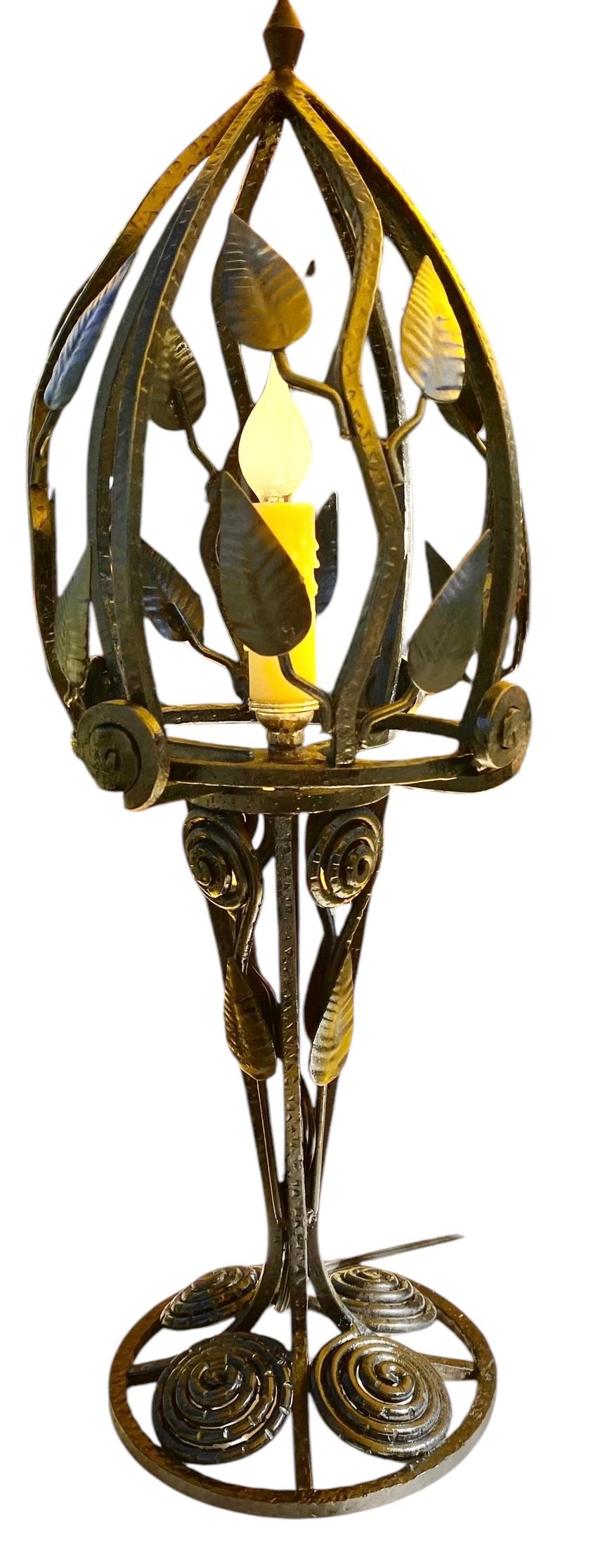 Lámpara de mesa francesa Art Decó de hierro forjado de los años 20 Hojas y volutas en venta 10