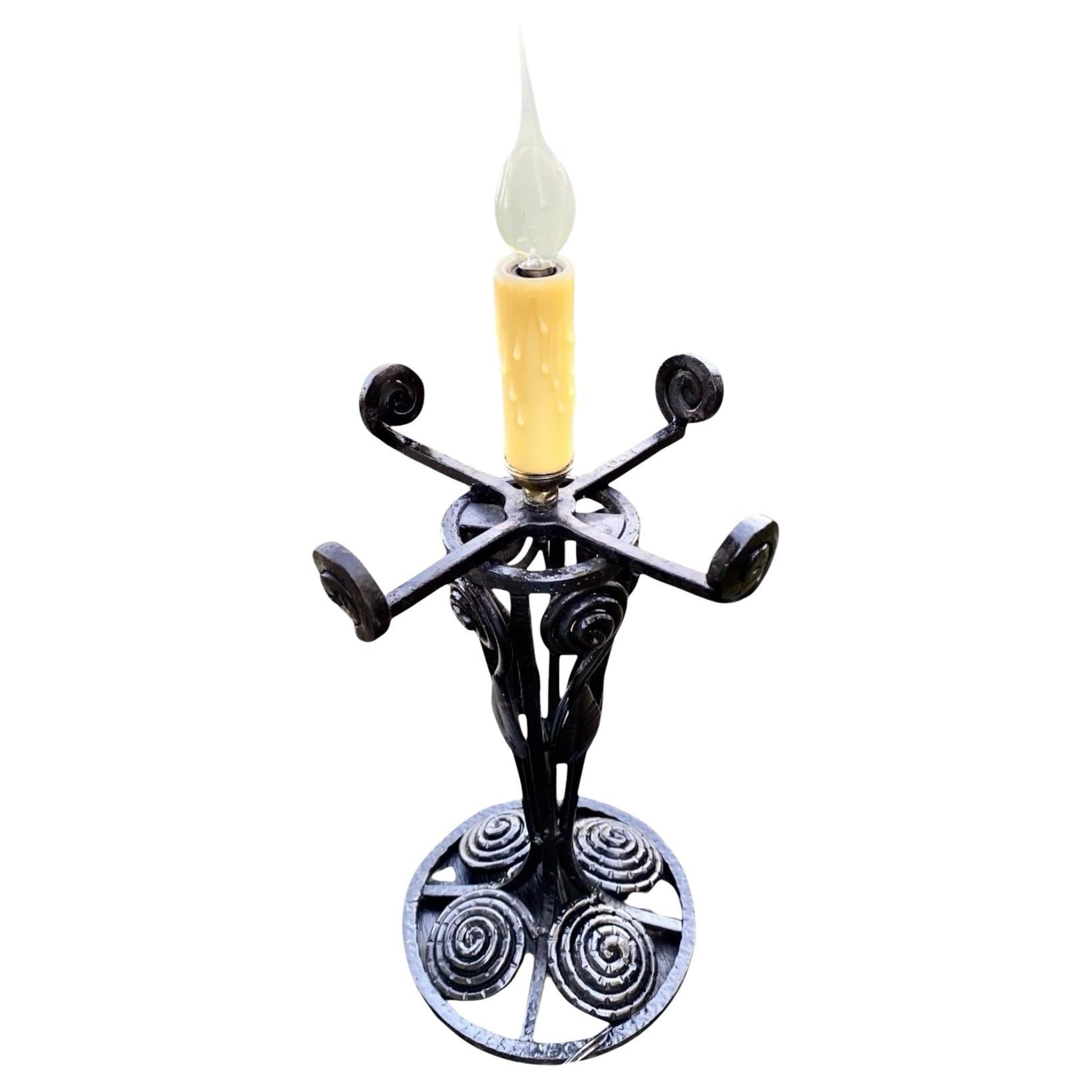 Insólita lámpara candelabro jaula francesa de principios del Art Decó, de hierro martillado, con hojas, vides y volutas construidas a mano sobre una base de pedestal. 
Toda una lámpara de acento decorativa y atmosférica, y una presentación natural y