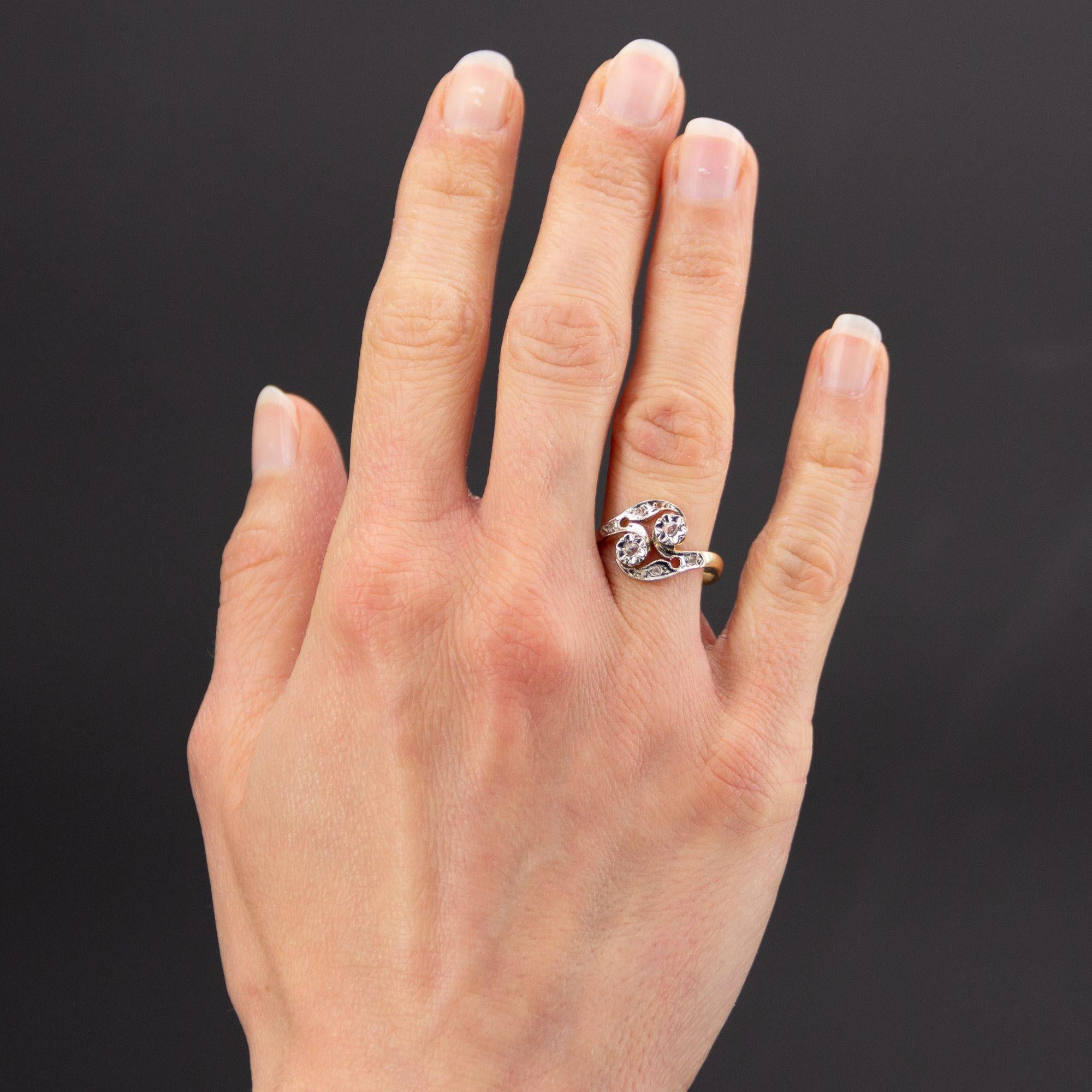 Ring aus 18 Karat Gelb- und Weißgold, Adlerkopfpunze.
Charmanter antiker Ring mit zwei Blumen, deren Herzen aus Diamanten im Rosenschliff bestehen, und einem Pflanzenmotiv mit Diamanten im Rosenschliff auf beiden Seiten, das den Anfang des Rings