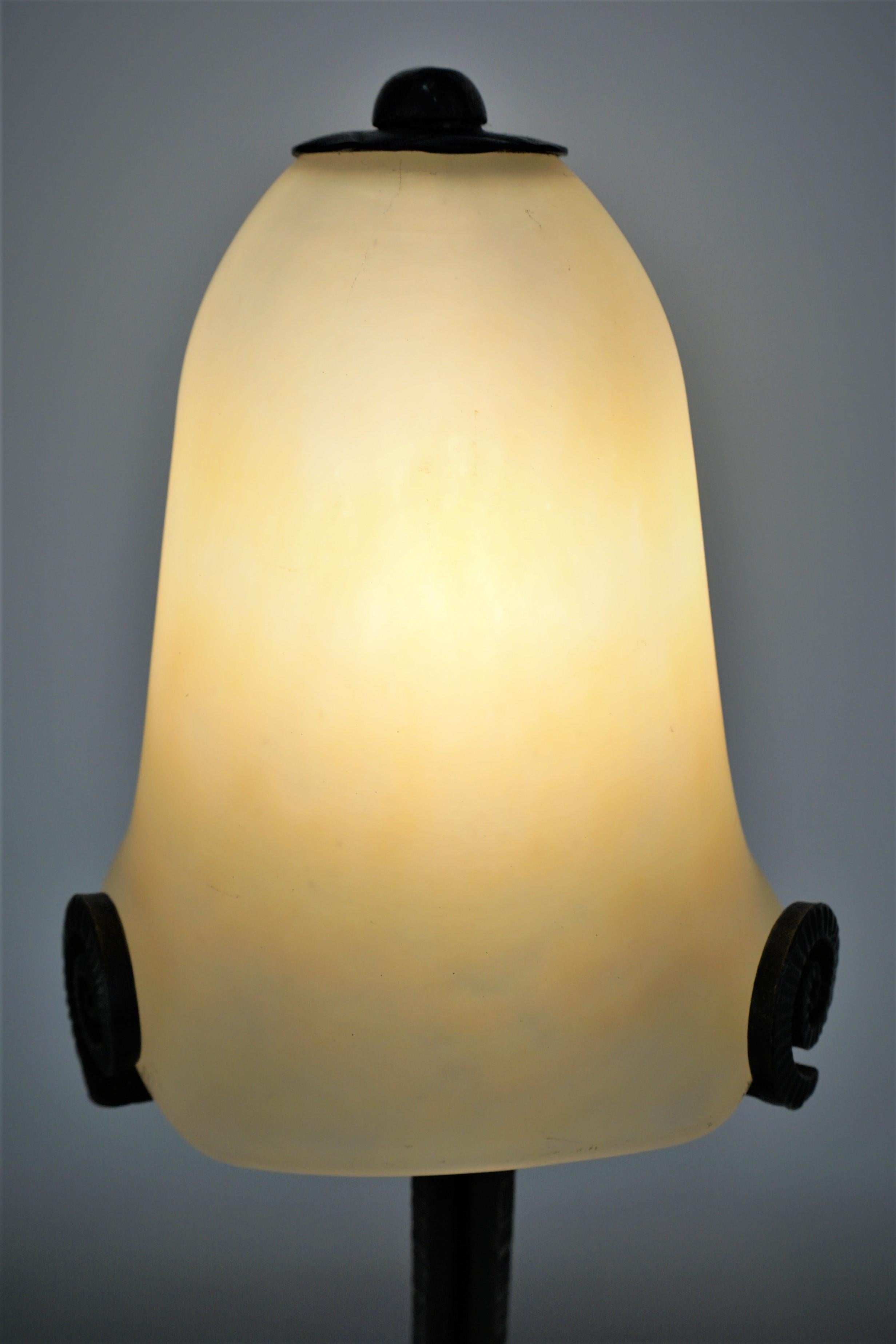 Lampe de table art déco en verre soufflé fait main et base en fer des années 1920.