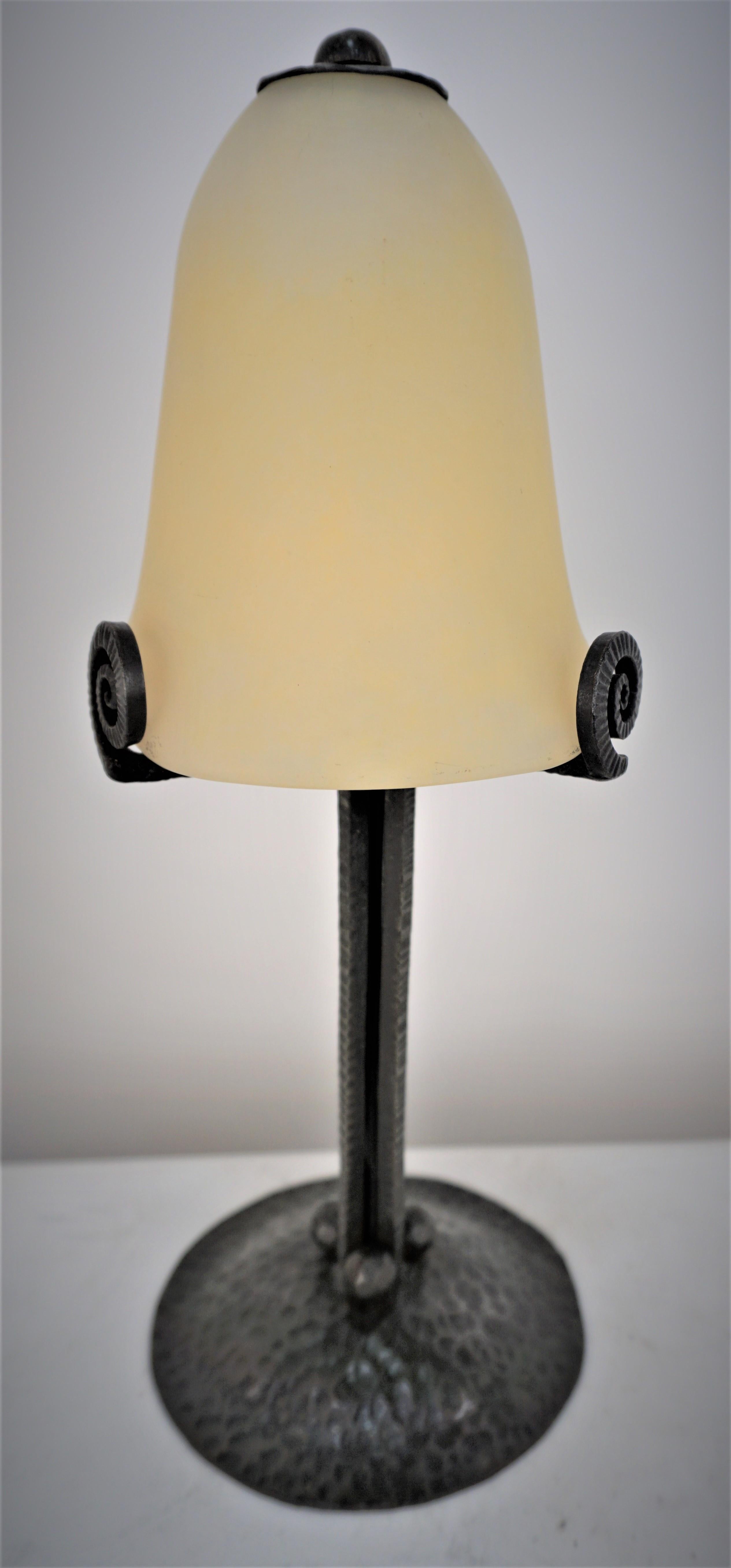 Verre brun Lampe de table française des années 1920 en verre soufflé et fer forgé en vente