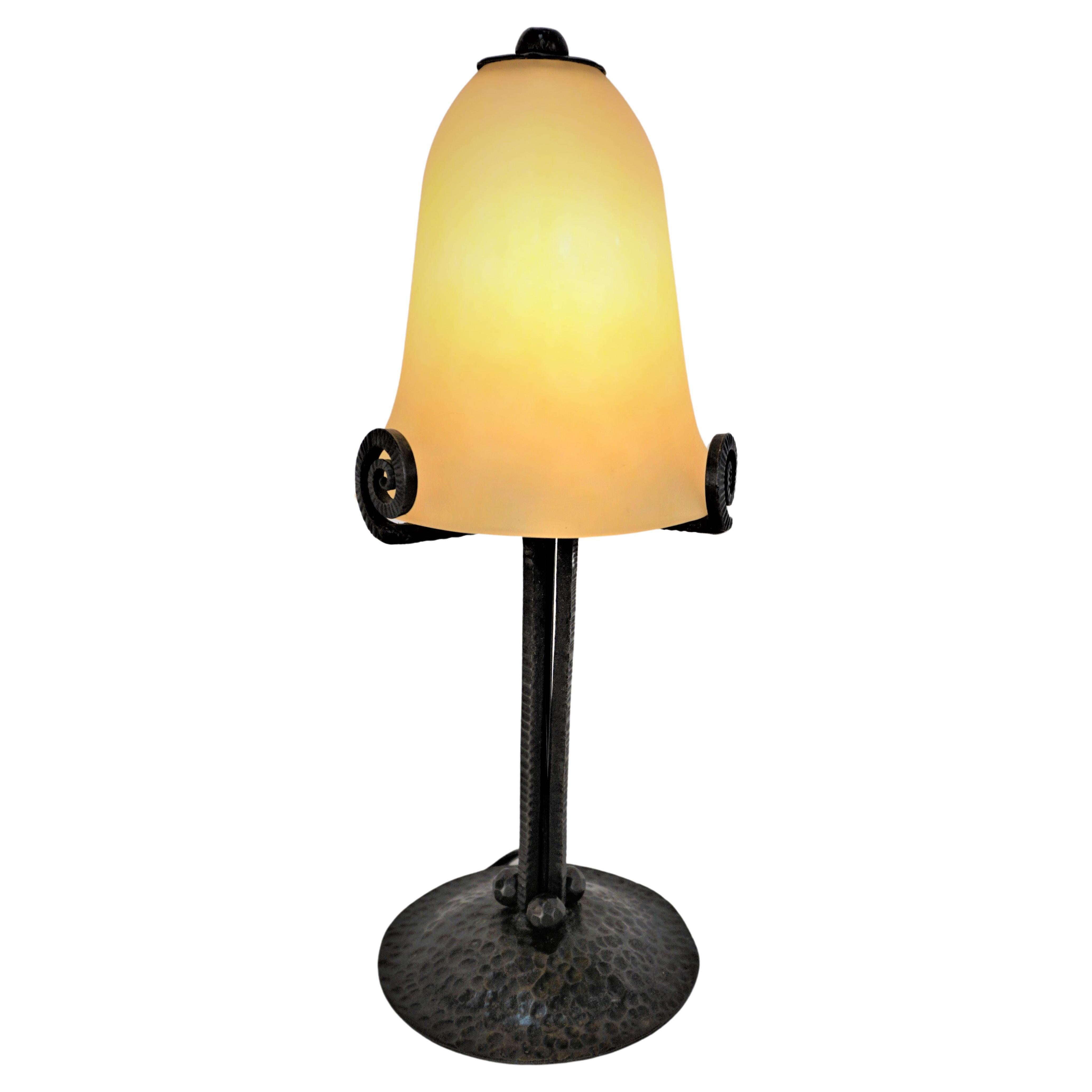 Lampe de table française des années 1920 en verre soufflé et fer forgé en vente