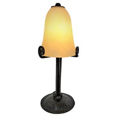 Lampe de table française des années 1920 en verre soufflé et fer forgé