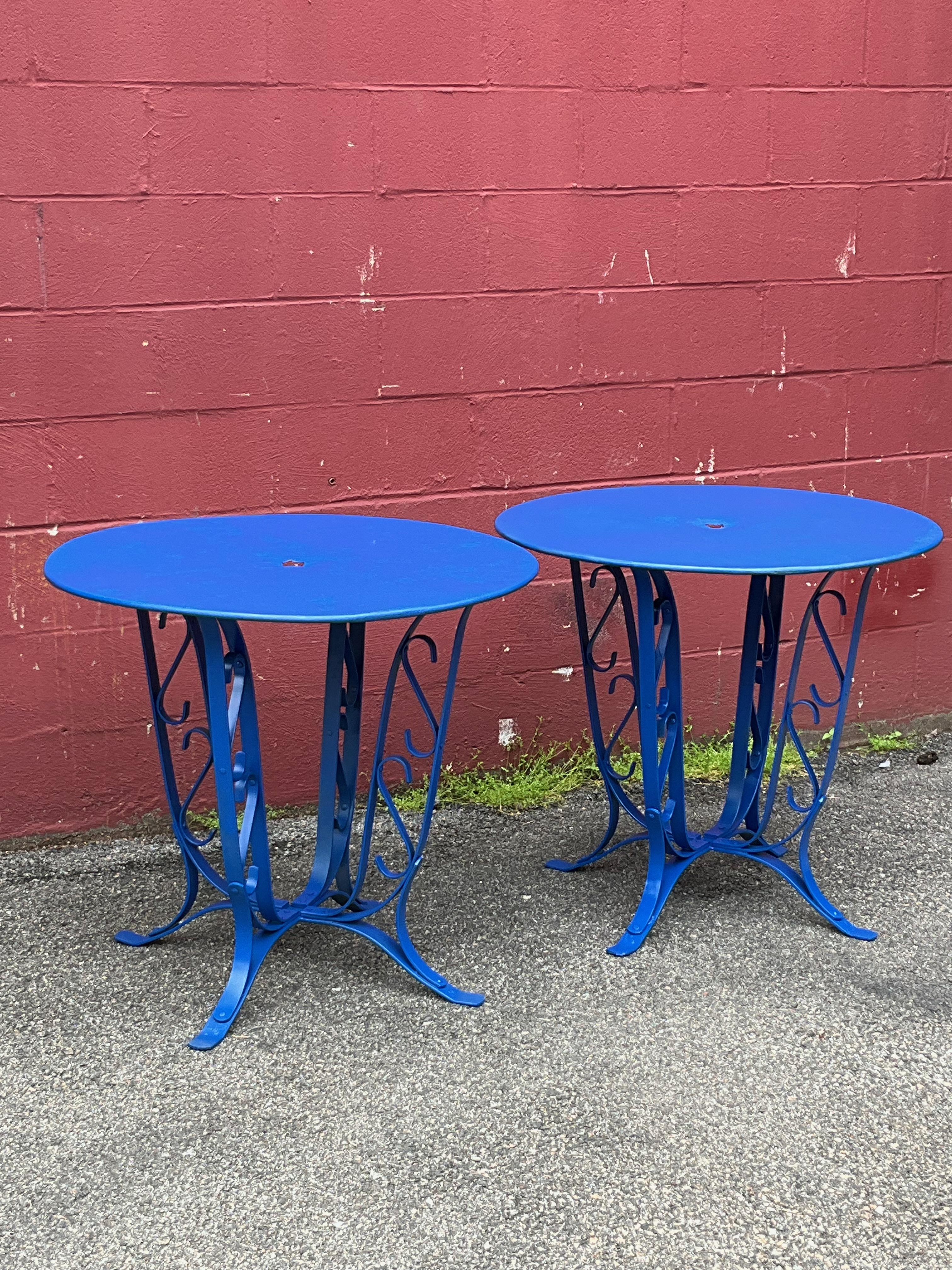 Französischer blau bemalter Gartentisch aus den 1920er Jahren im Angebot 2