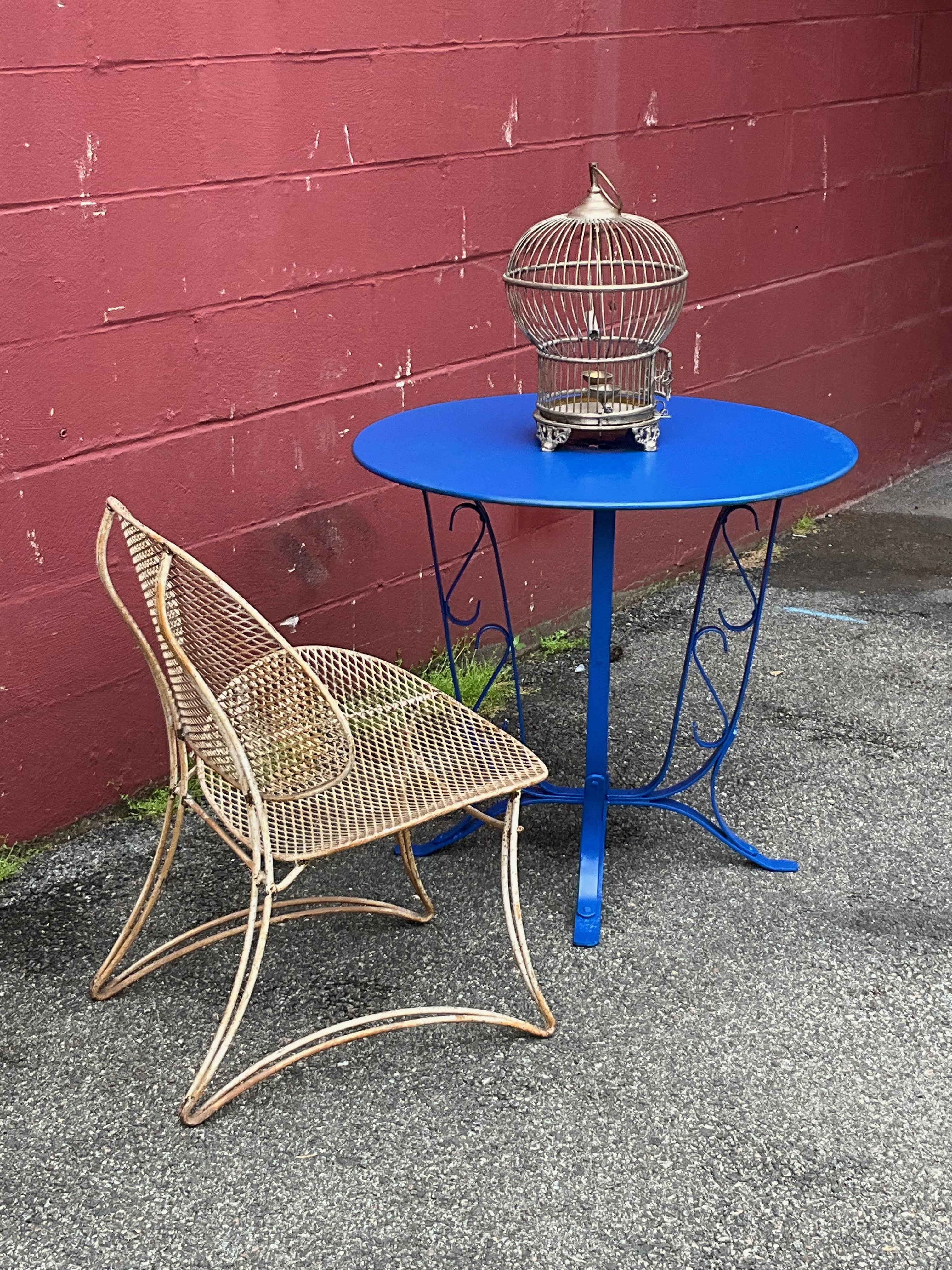 Französischer blau bemalter Gartentisch aus den 1920er Jahren im Angebot 5