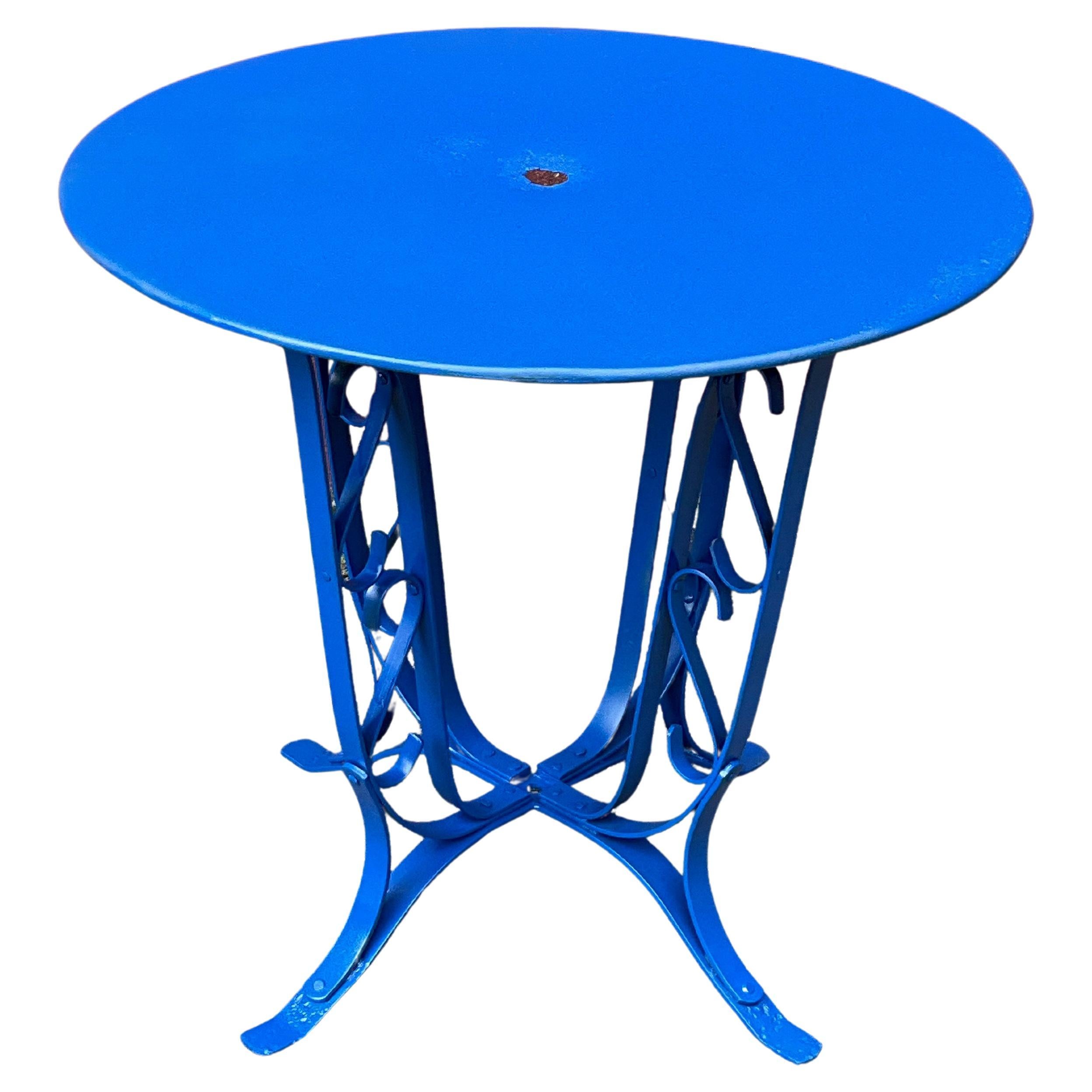 Französischer blau bemalter Gartentisch aus den 1920er Jahren im Angebot