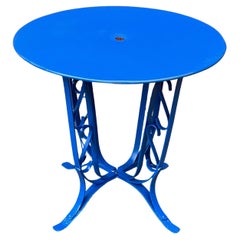 Mesa de jardín francesa pintada de azul de los años 20