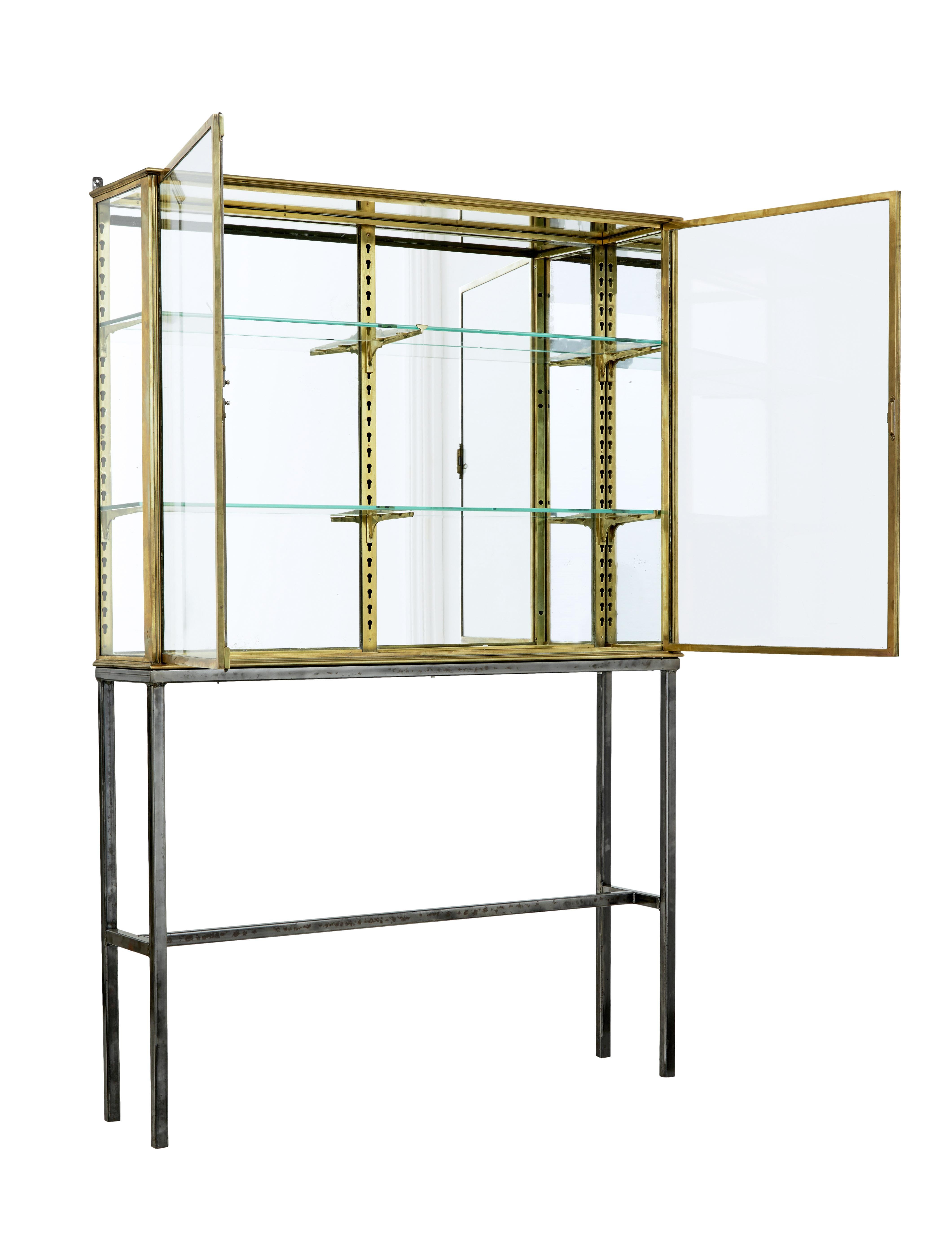 French 1920s brass glazed shop display cabinet by siegel, circa 1920.

Fine piece of cabinet making by well known parisian maker siegel. Solid brass frame glazed to the left and mirrored panel to the right. Fitted with movable brackets to
