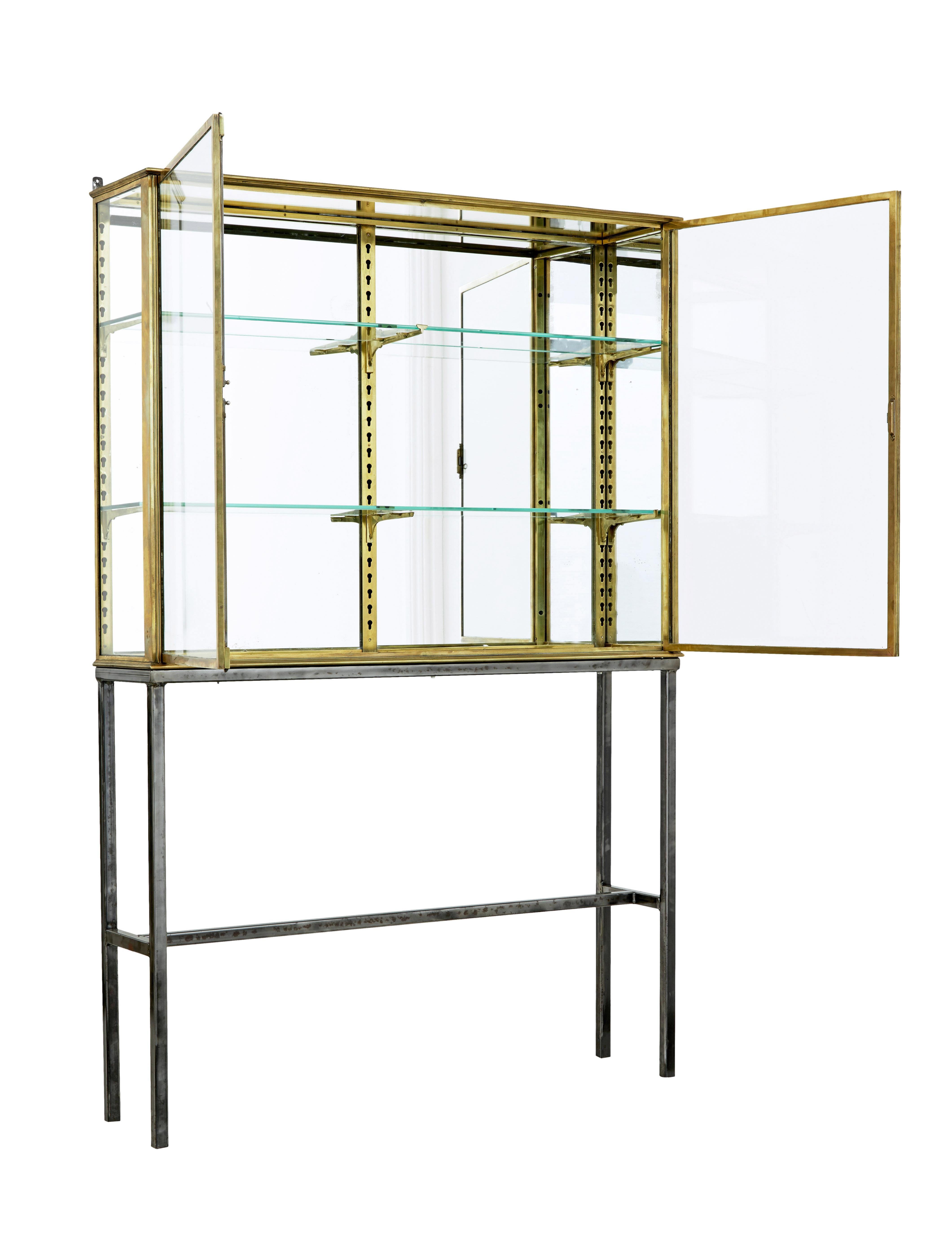 Vetrina francese del 1920 in ottone smaltato di Siegel del 1920 circa.

Un pezzo pregiato di ebanisteria realizzato dal noto costruttore parigino Siegel.  Struttura in ottone massiccio con vetri a sinistra e pannello a specchio a destra.  Dotato di