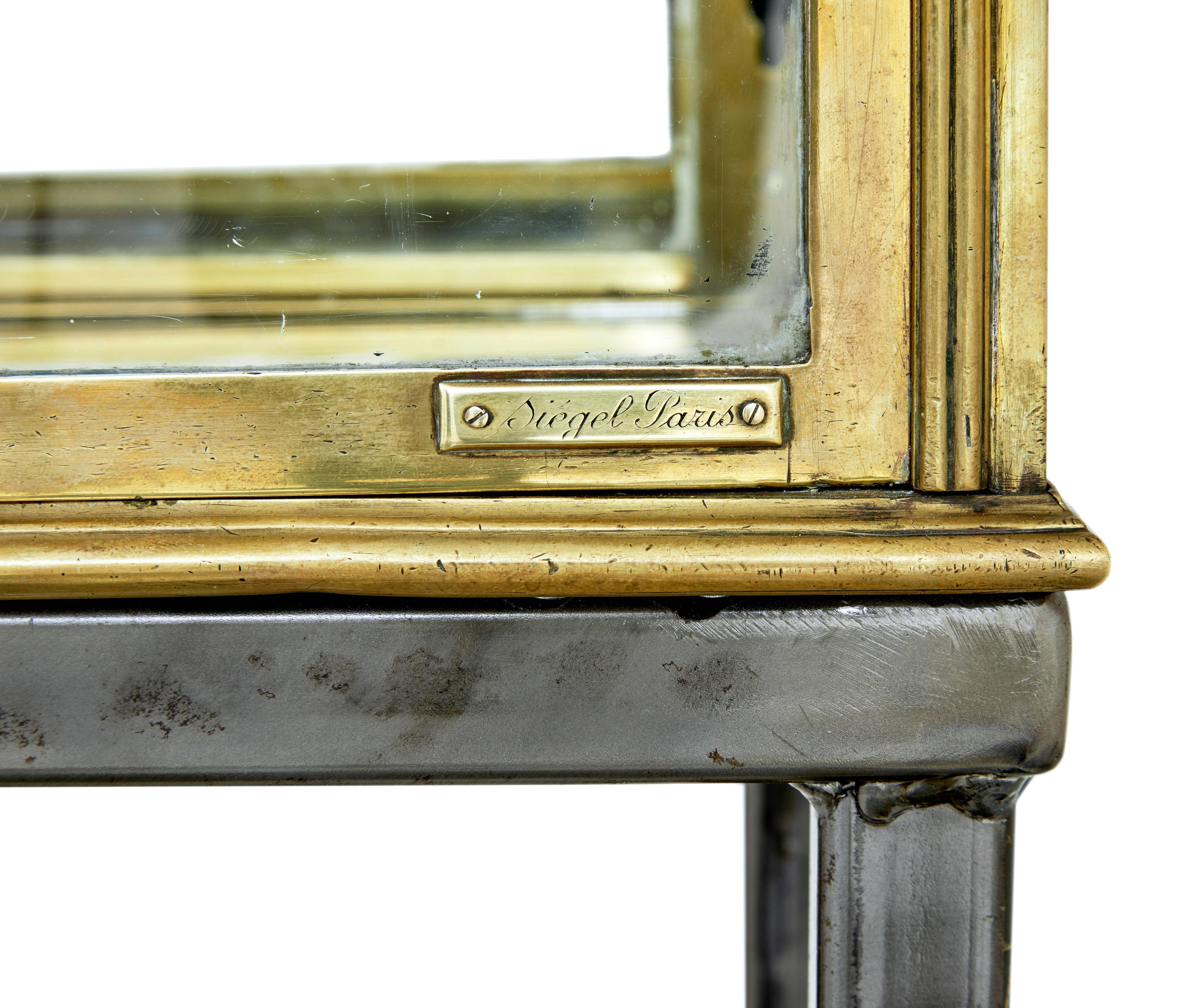 Art Déco Vetrina francese del 1920 in ottone smaltato di Siegel in vendita