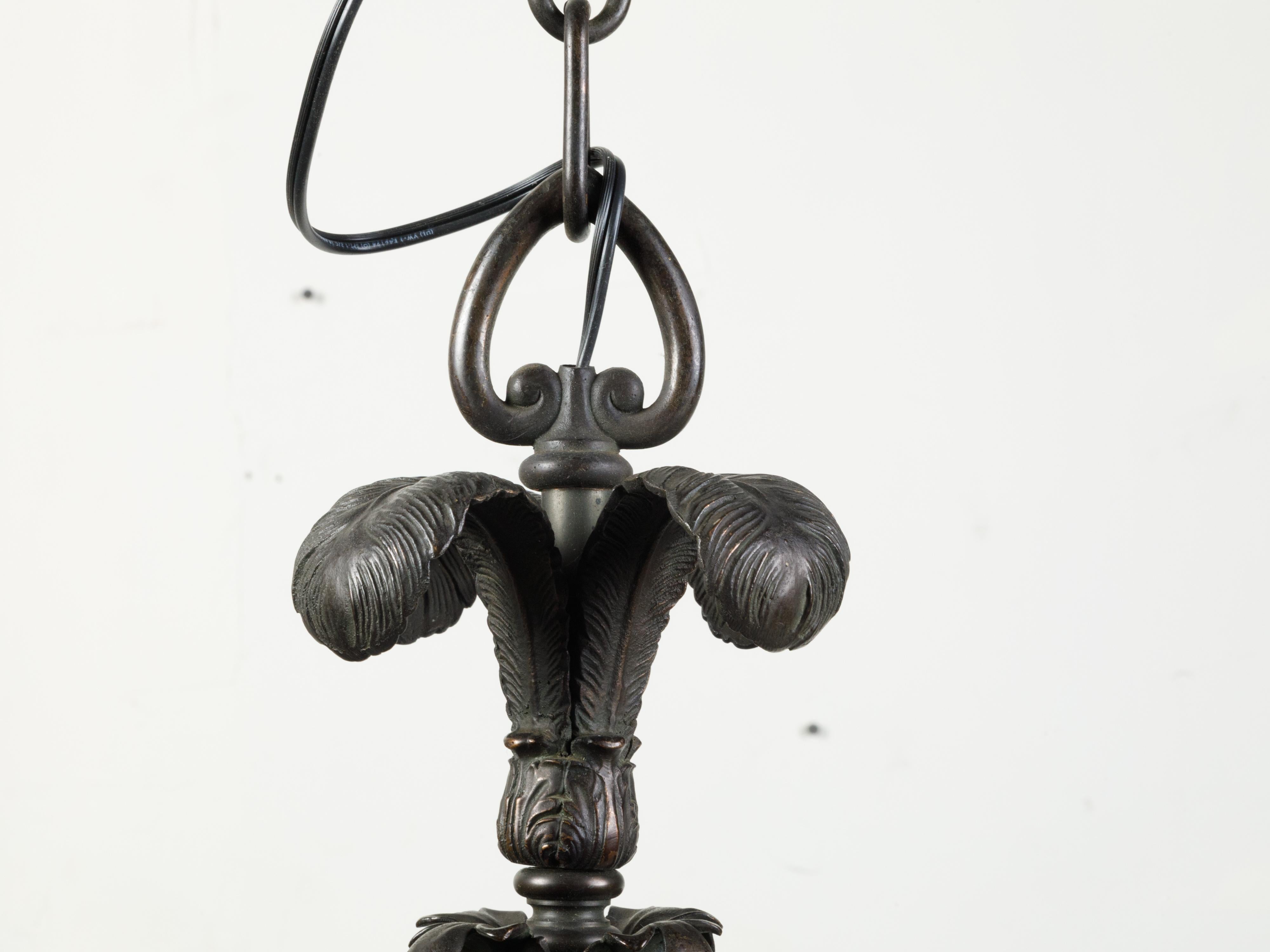 Farol francés de bronce y cristal de los años 20 con plumas y hojas de acanto Francés en venta