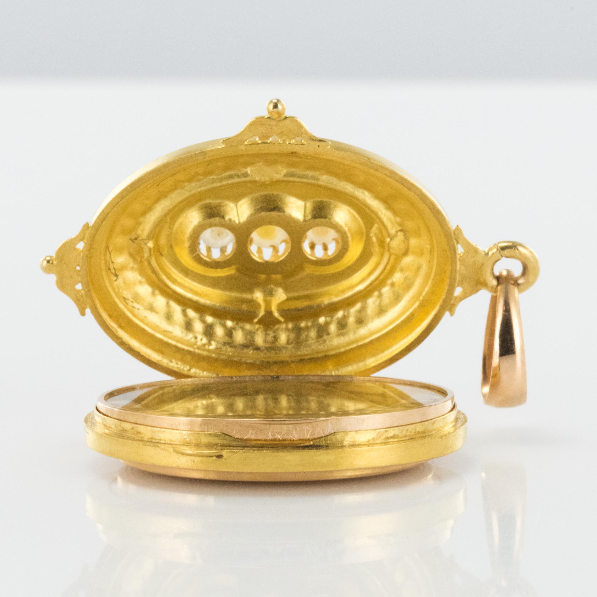 French 1920s Cultured Pearl 18 Karat Yellow Gold Locket Pendant 7