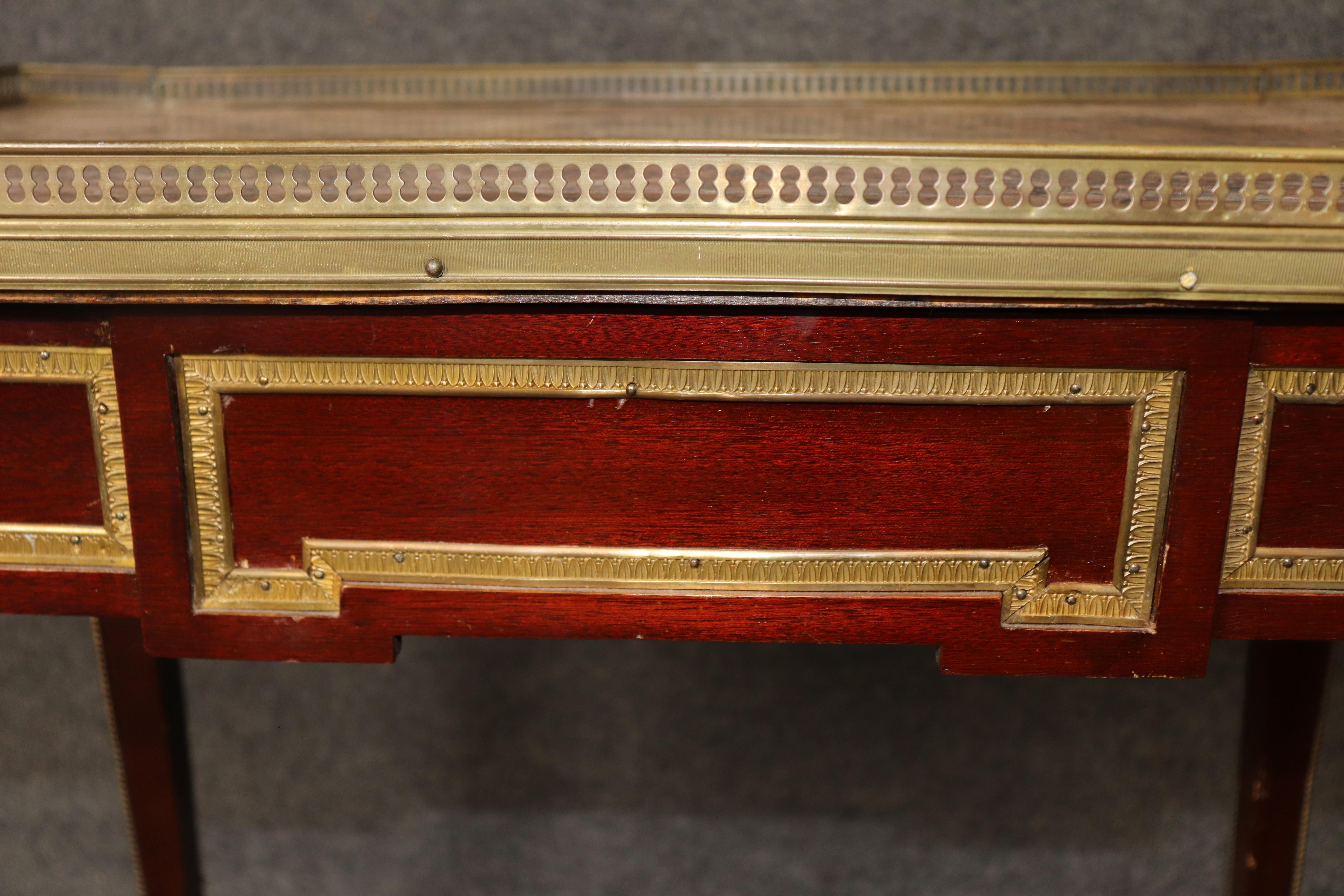 Mesa consola francesa de caoba estilo Luis XVI con tapa de mármol Breccia de los años 20 en venta 4