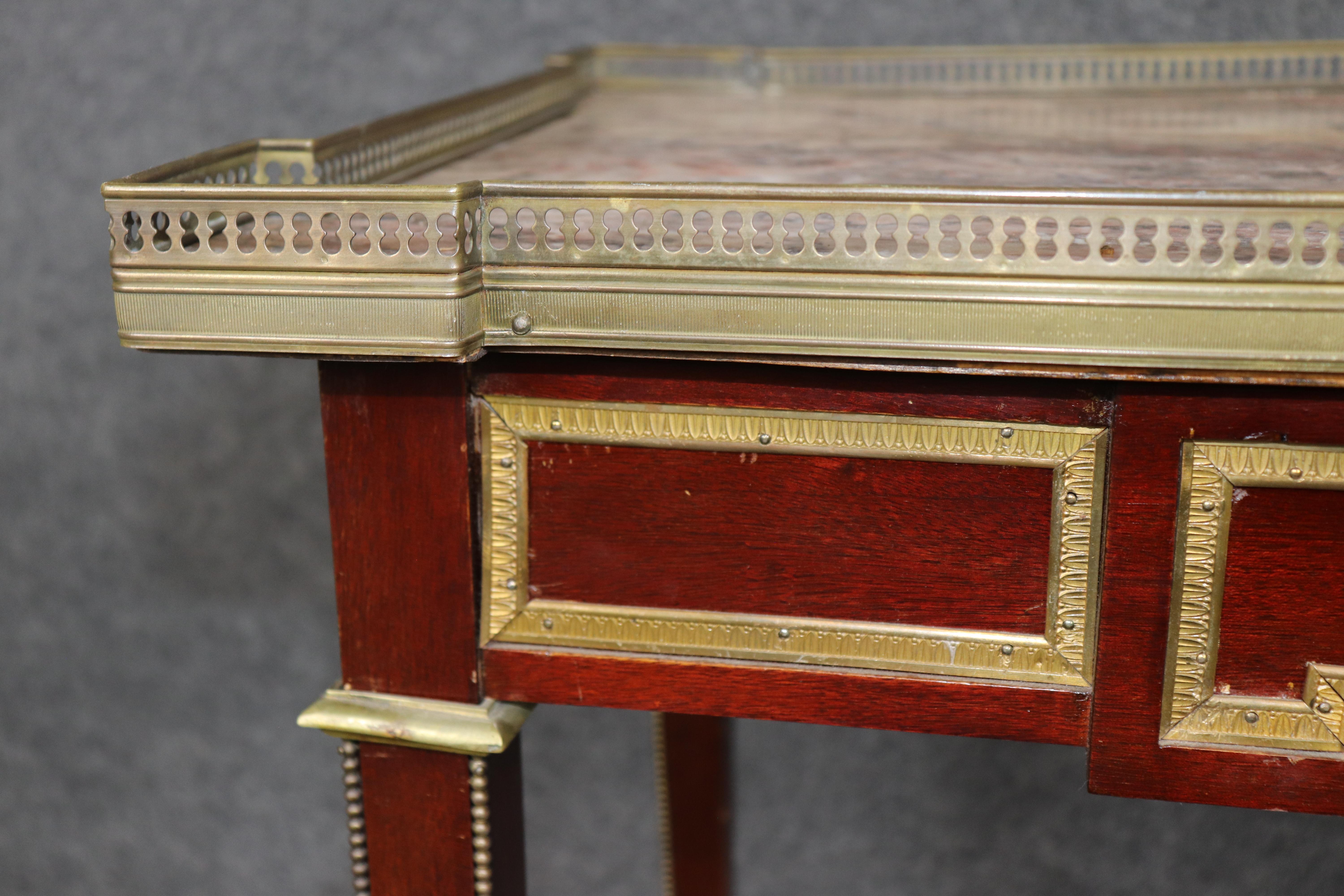 Mesa consola francesa de caoba estilo Luis XVI con tapa de mármol Breccia de los años 20 en venta 5