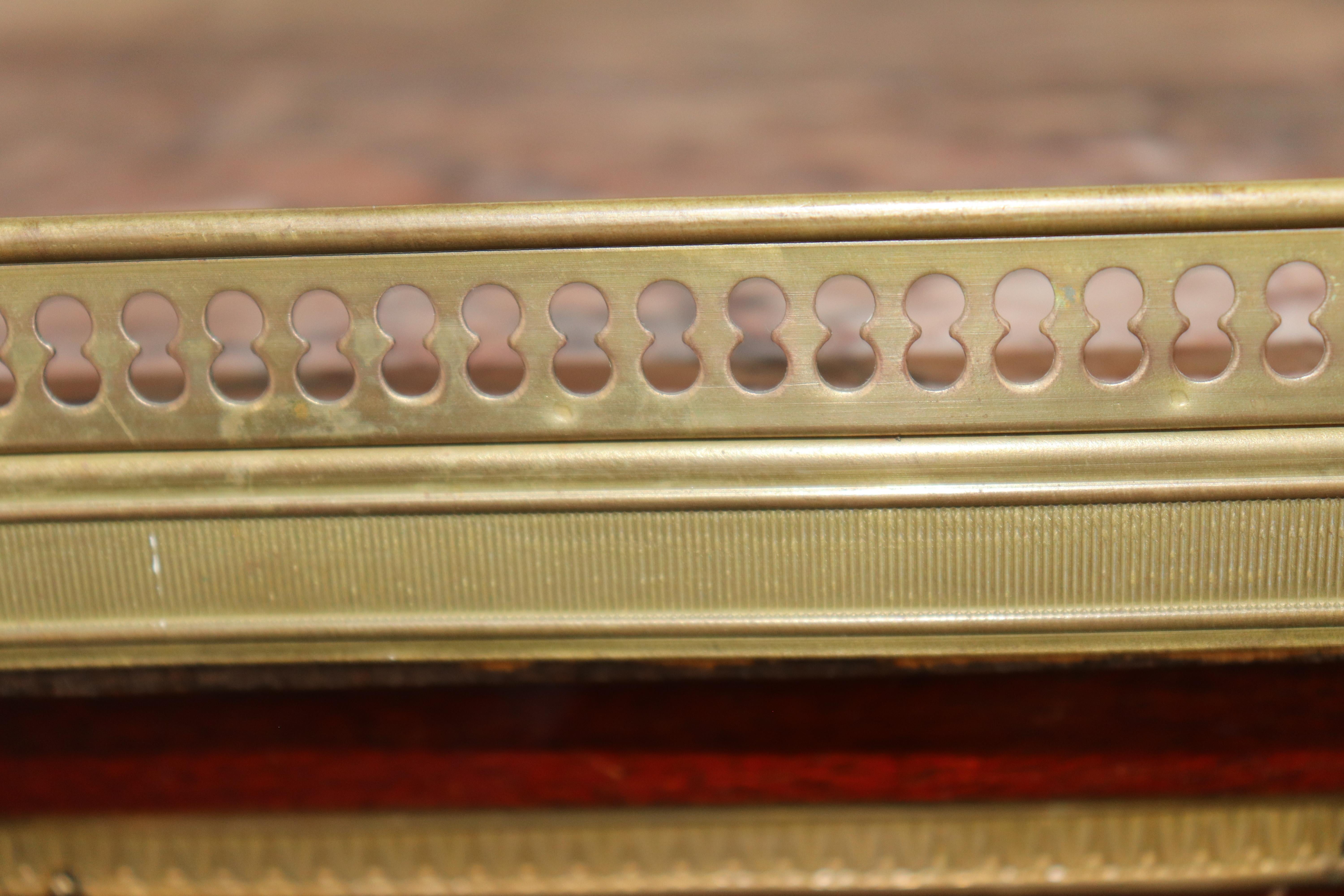 Mesa consola francesa de caoba estilo Luis XVI con tapa de mármol Breccia de los años 20 en venta 6