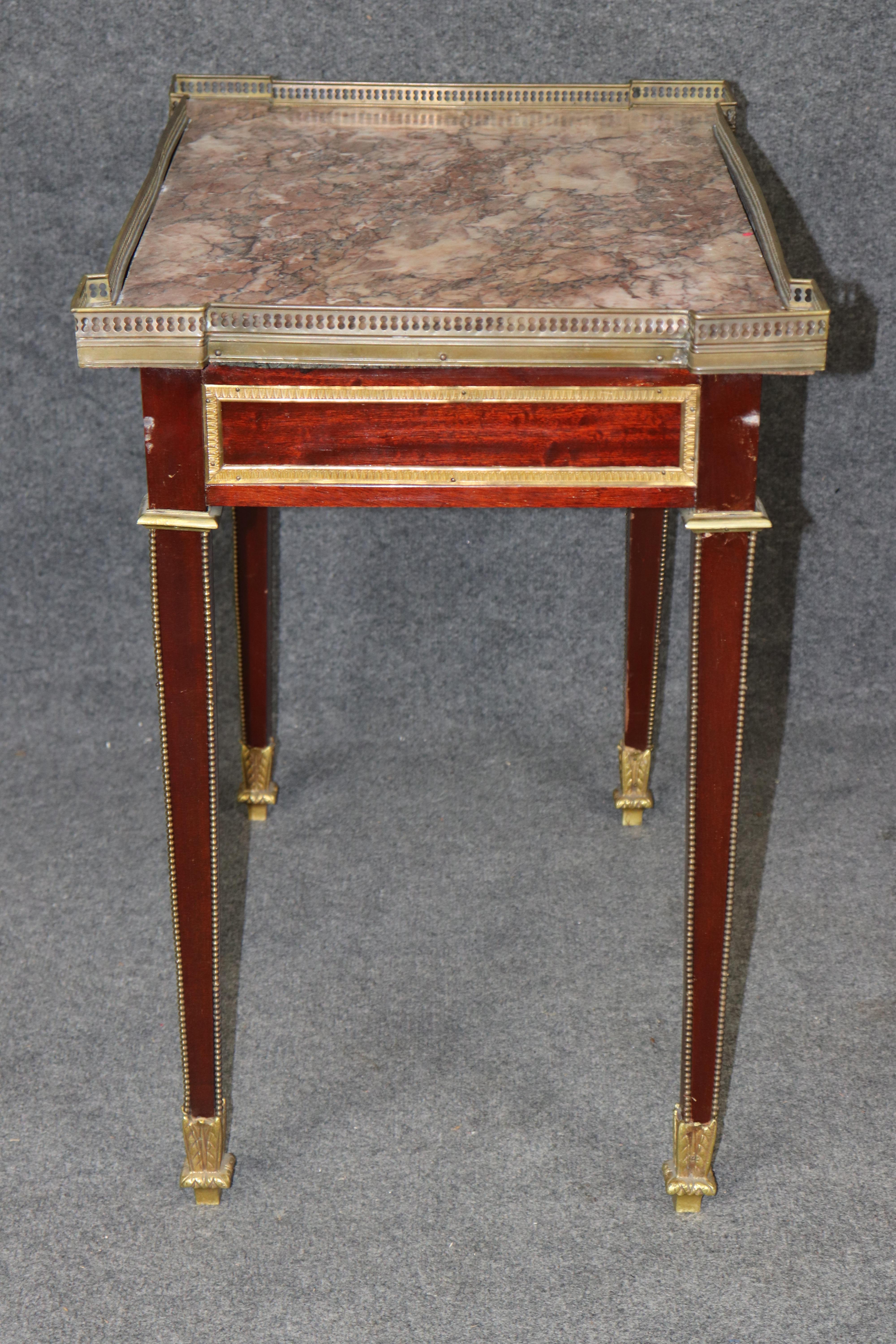 Mesa consola francesa de caoba estilo Luis XVI con tapa de mármol Breccia de los años 20 Francés en venta