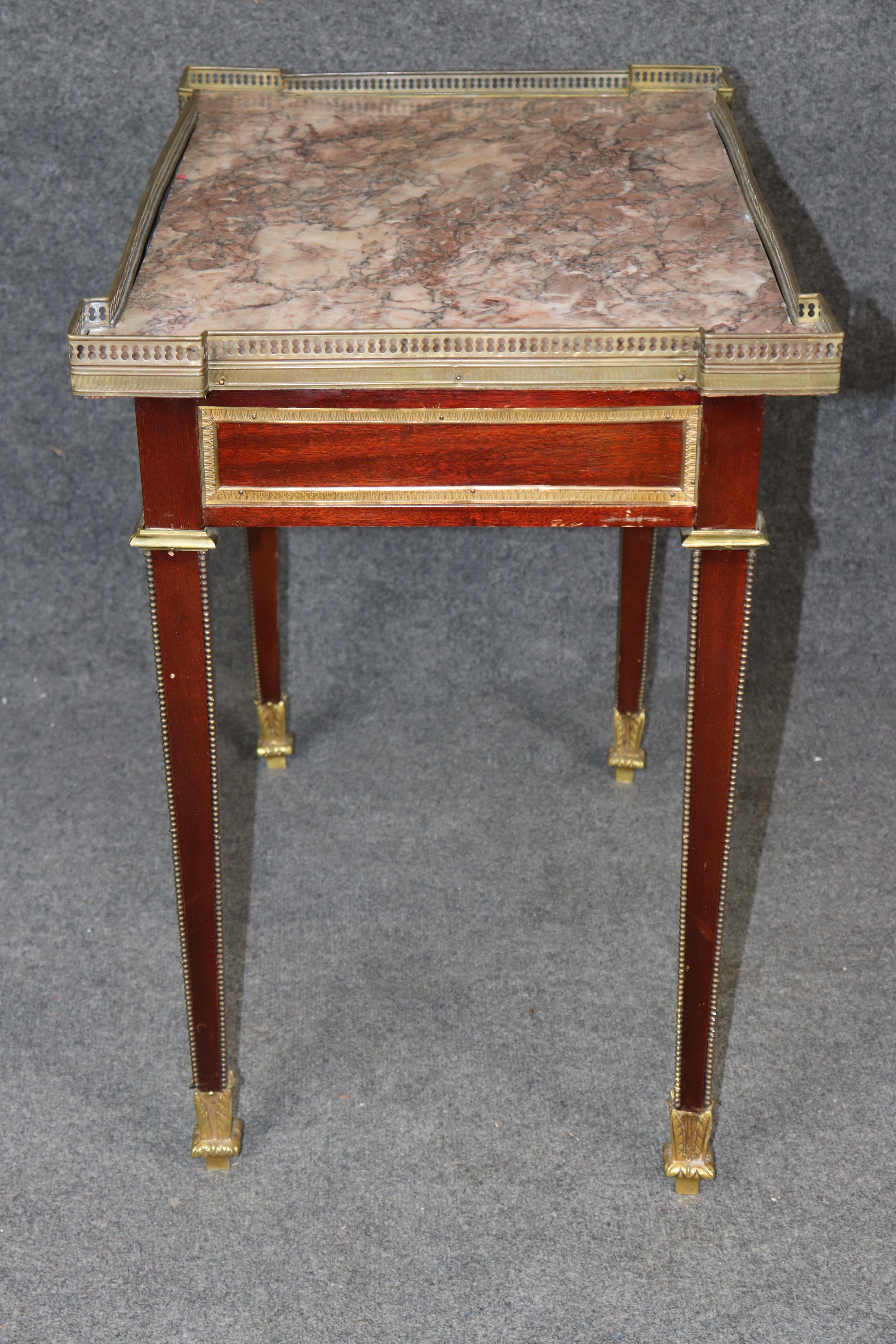 Mesa consola francesa de caoba estilo Luis XVI con tapa de mármol Breccia de los años 20 principios del siglo XX en venta